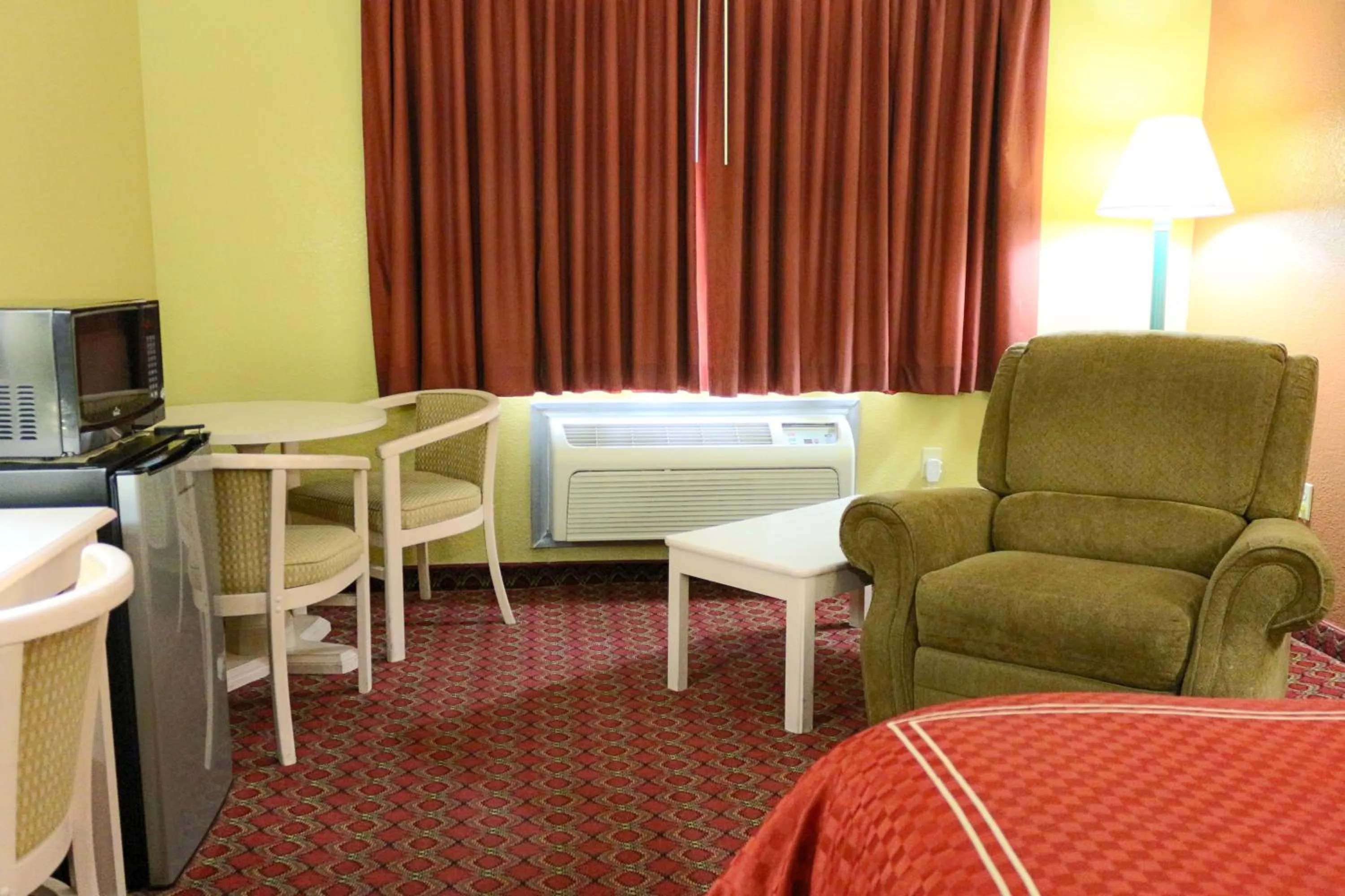 Photo of the whole room, Bed in Americas Best Value Inn and Suites Houston FM 1960