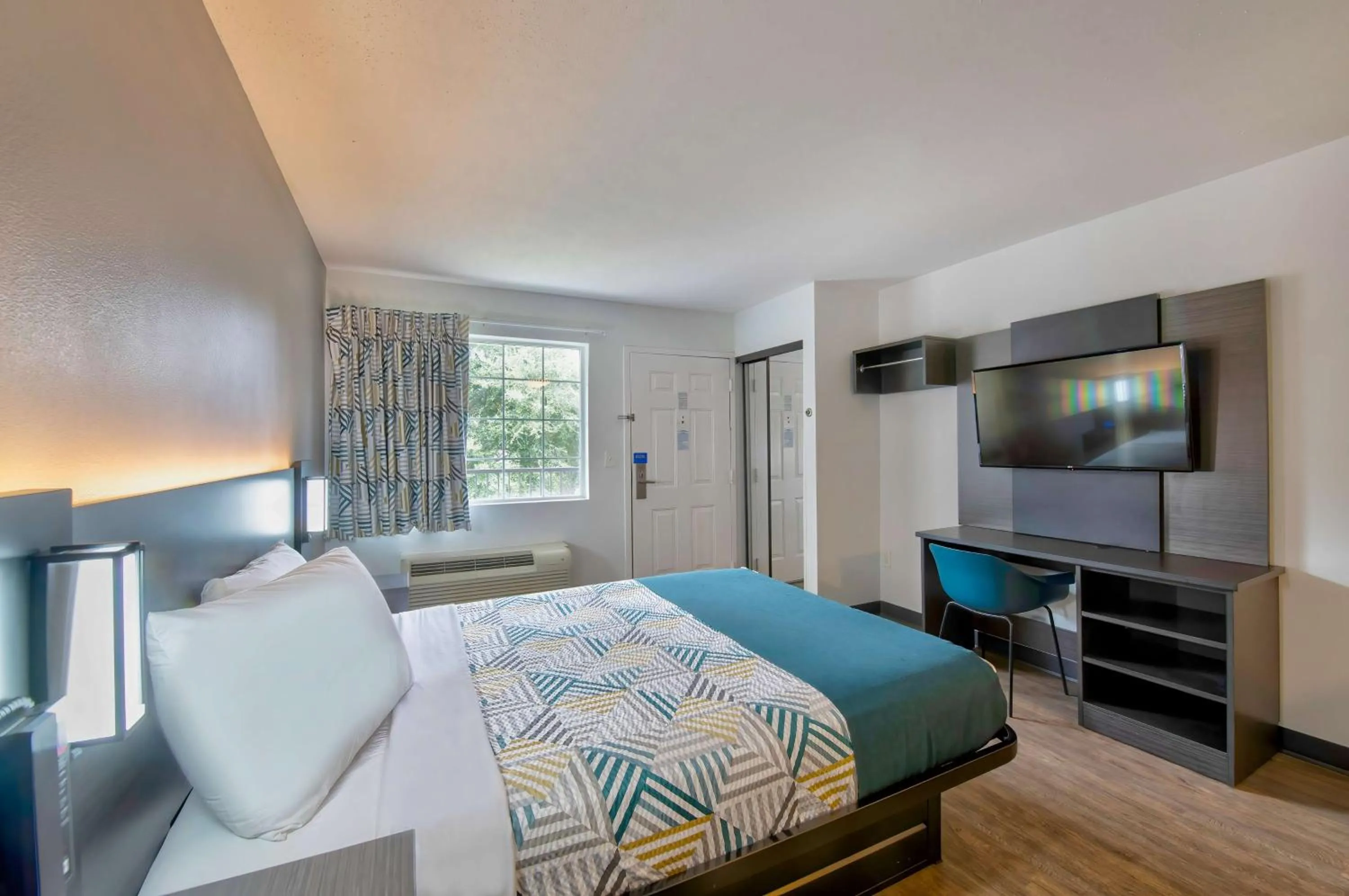 Bedroom, Bed in Studio 6-Pascagoula, MS