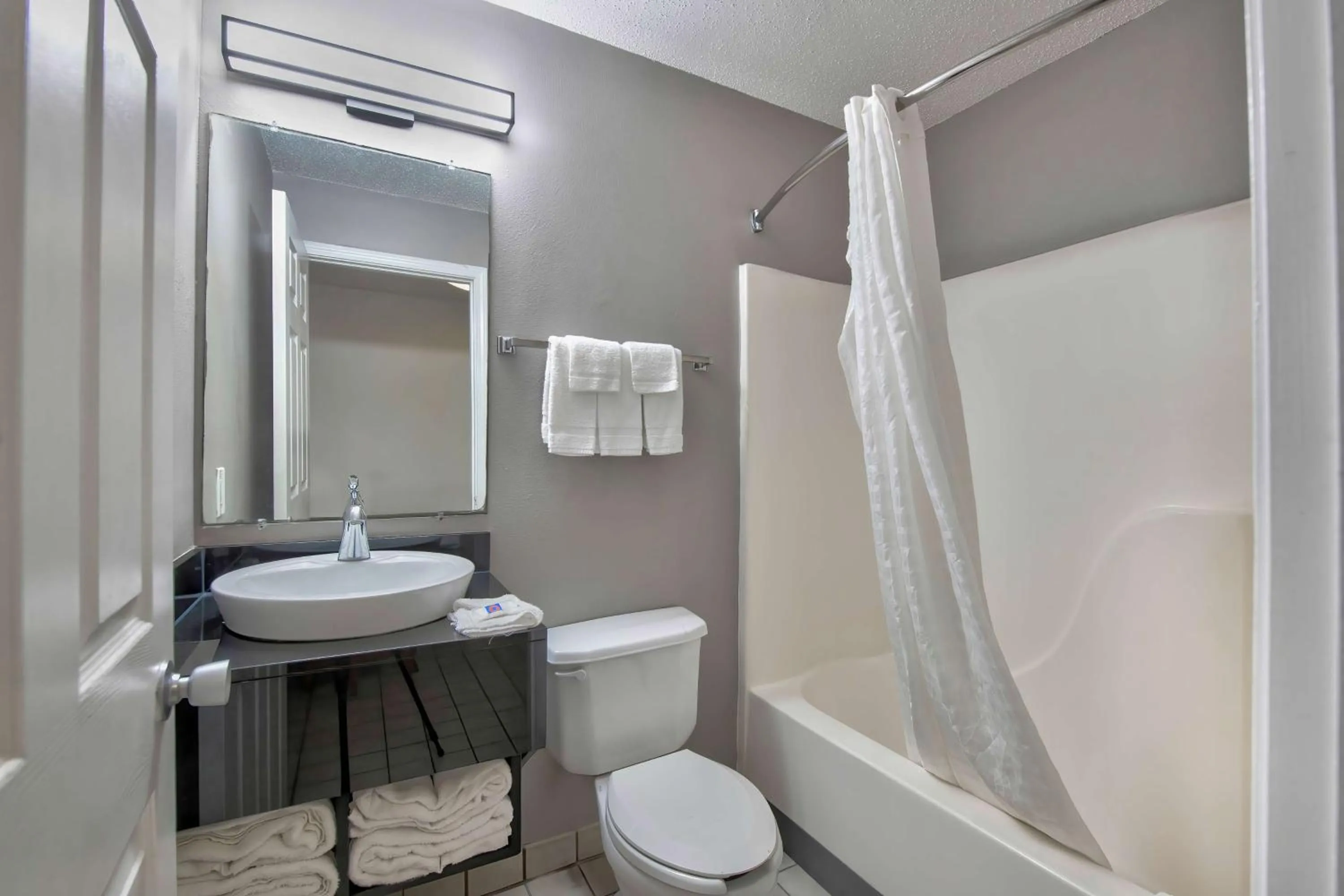 Bathroom in Studio 6-Pascagoula, MS