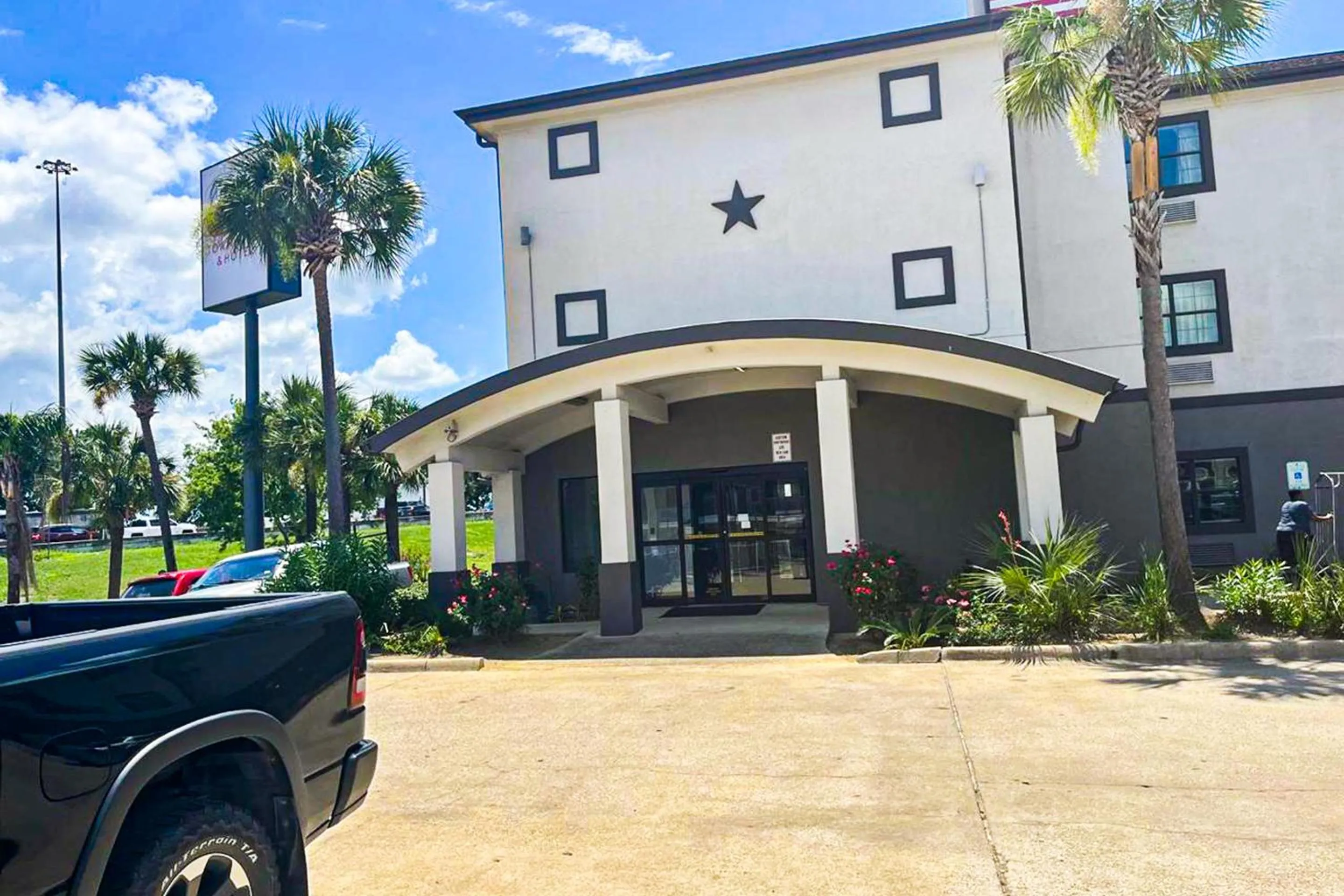 Facade/entrance in Studio 6 Beaumont, TX