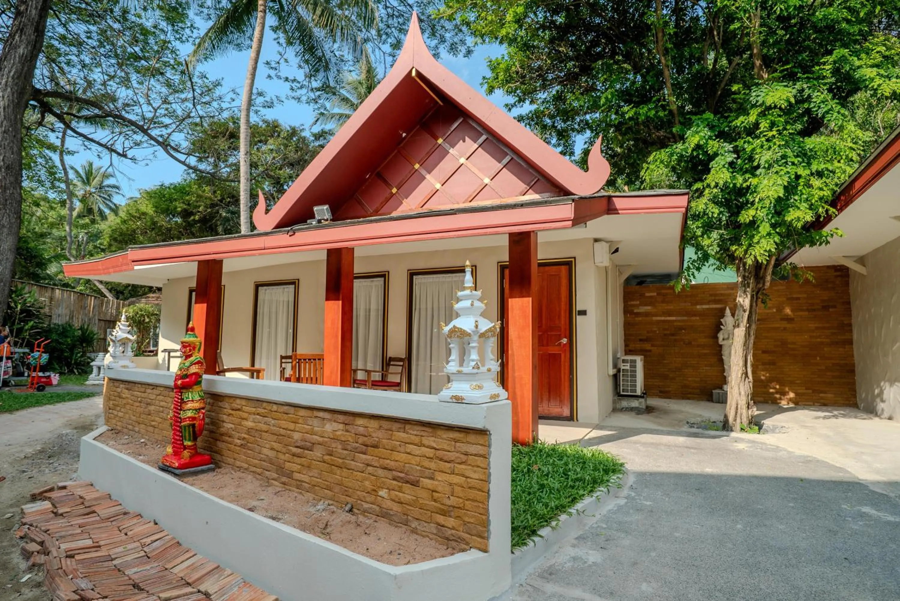 Facade/entrance in Crystal Bay Yacht Club Beach Resort