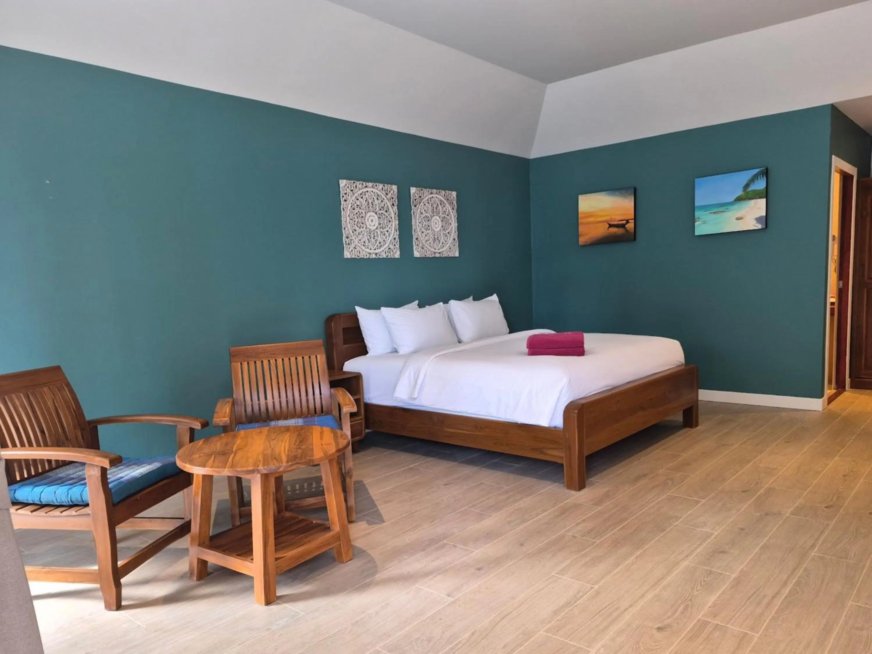 Bedroom, Bed in Crystal Bay Yacht Club Beach Resort