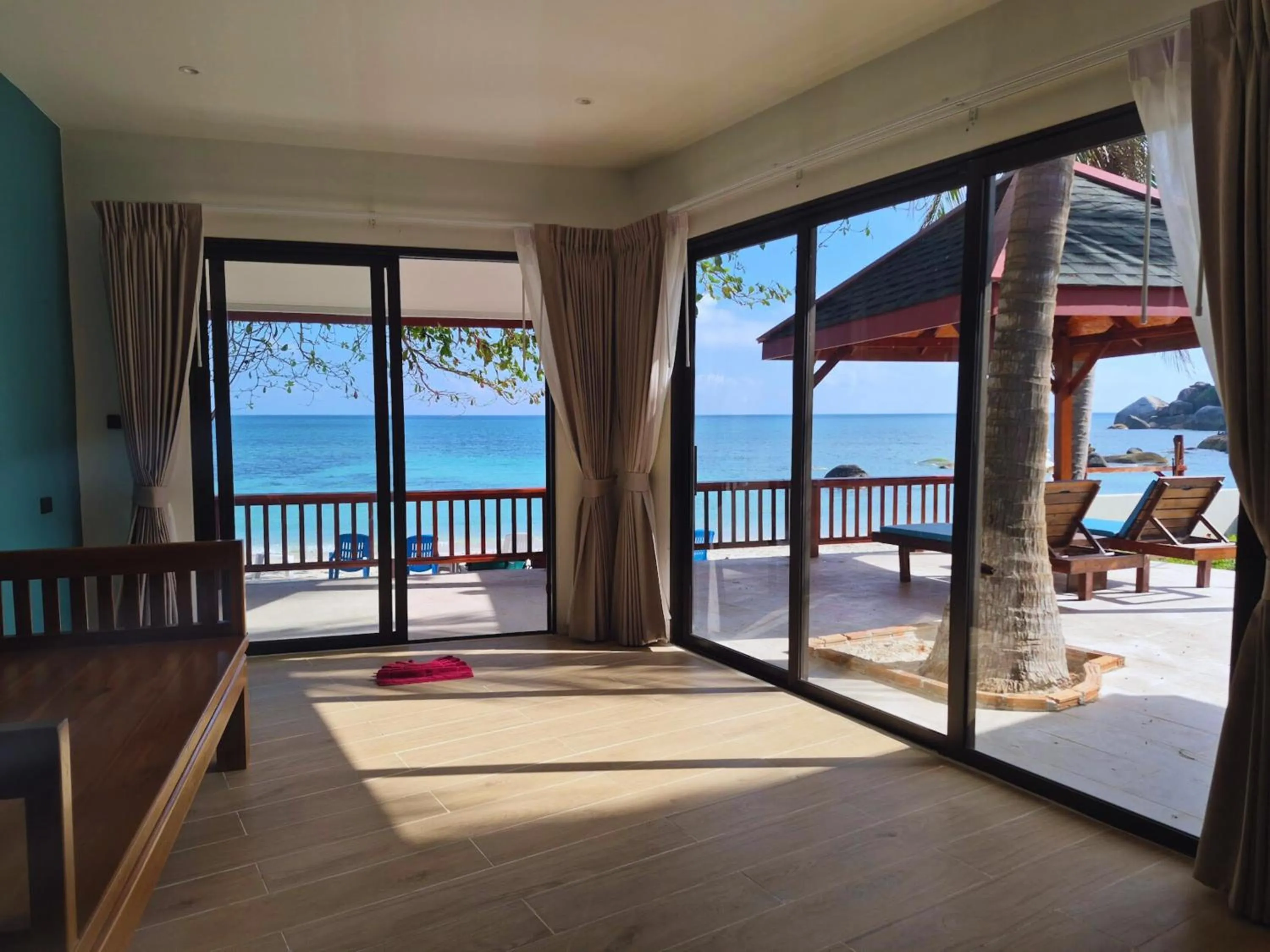 Living room in Crystal Bay Yacht Club Beach Resort