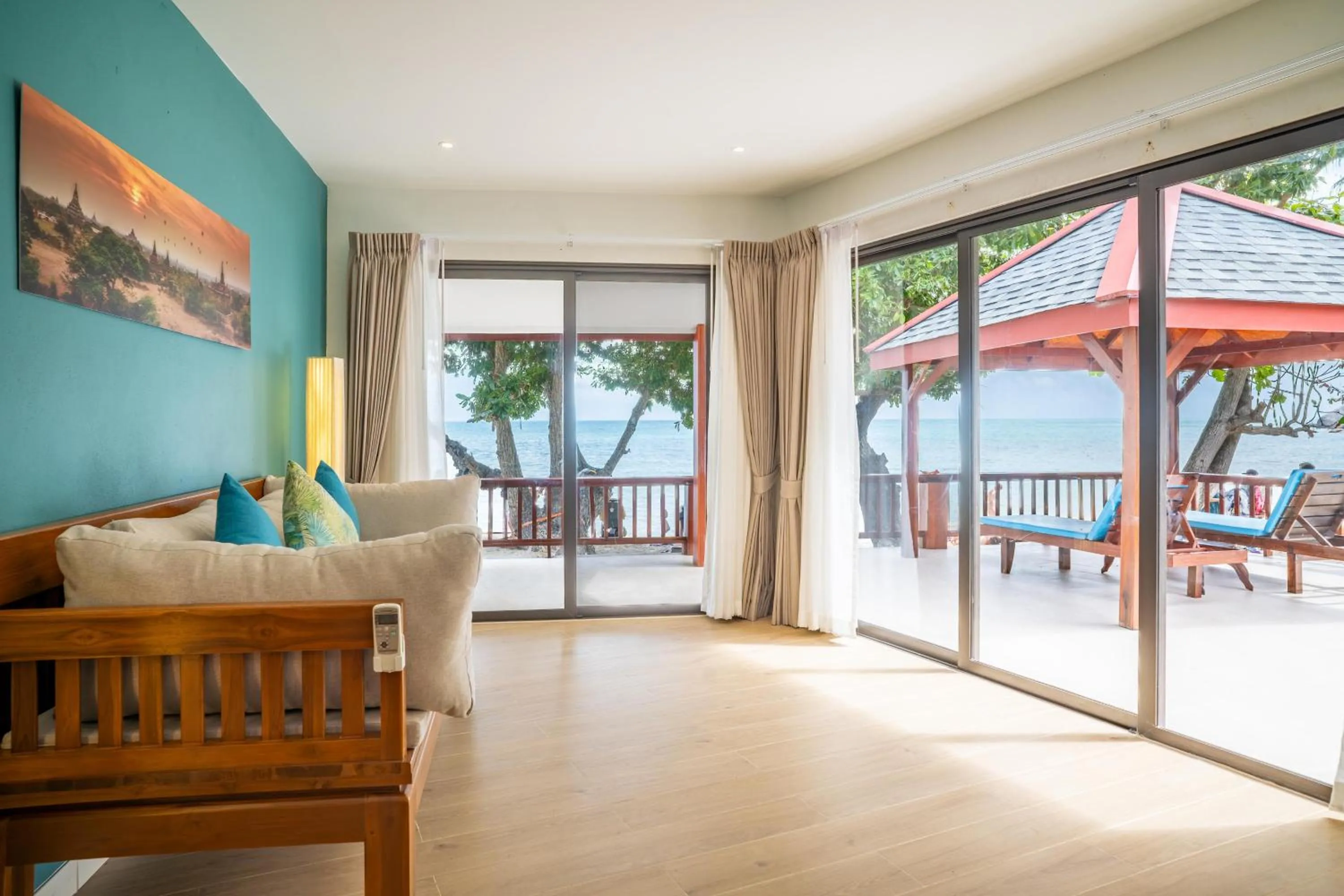Living room in Crystal Bay Yacht Club Beach Resort