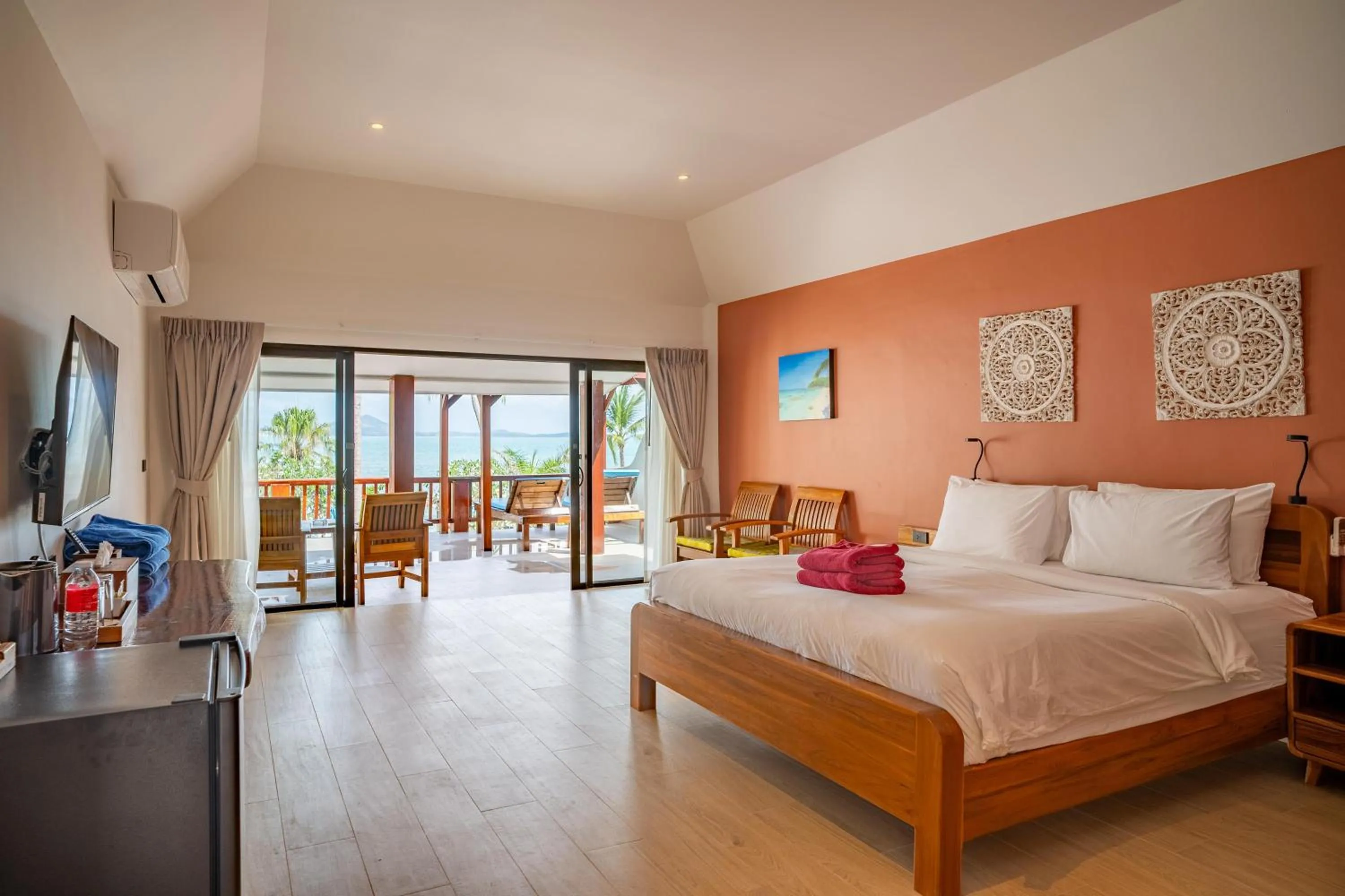 Bedroom, Bed in Crystal Bay Yacht Club Beach Resort