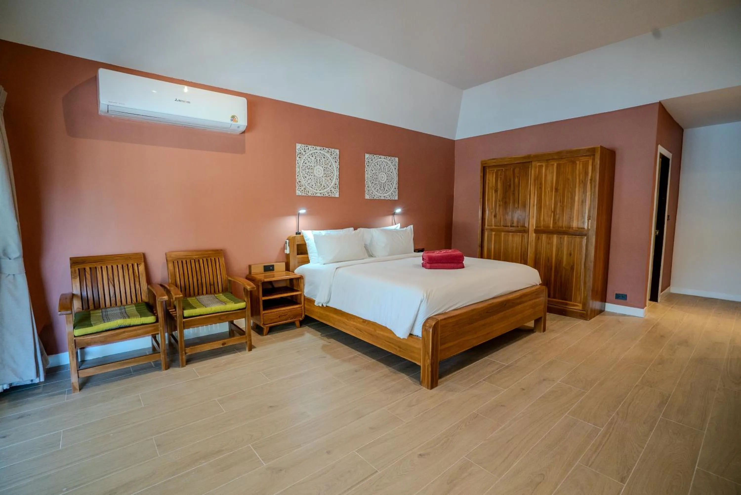 Bedroom, Bed in Crystal Bay Yacht Club Beach Resort