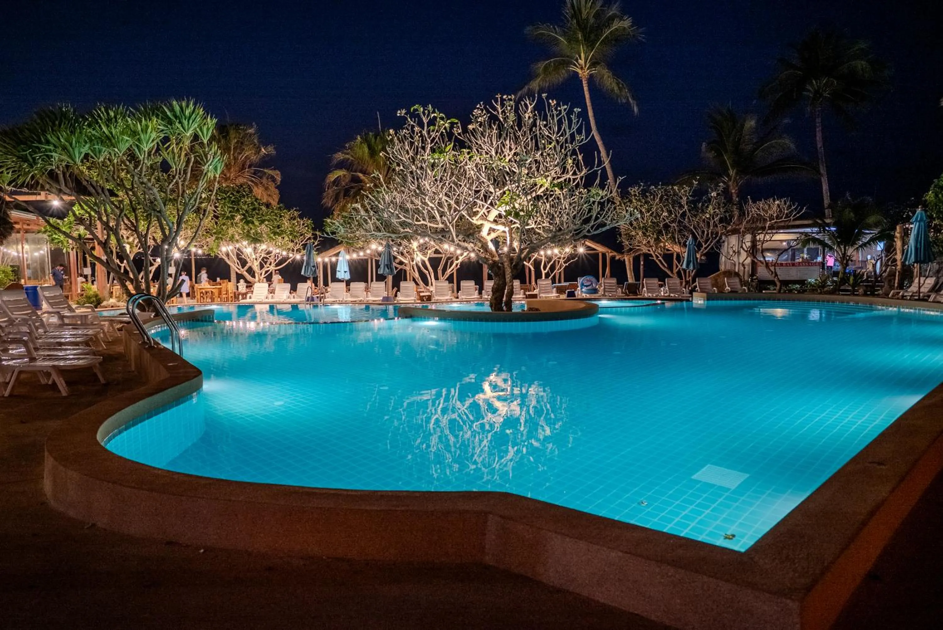 Swimming pool in Crystal Bay Yacht Club Beach Resort