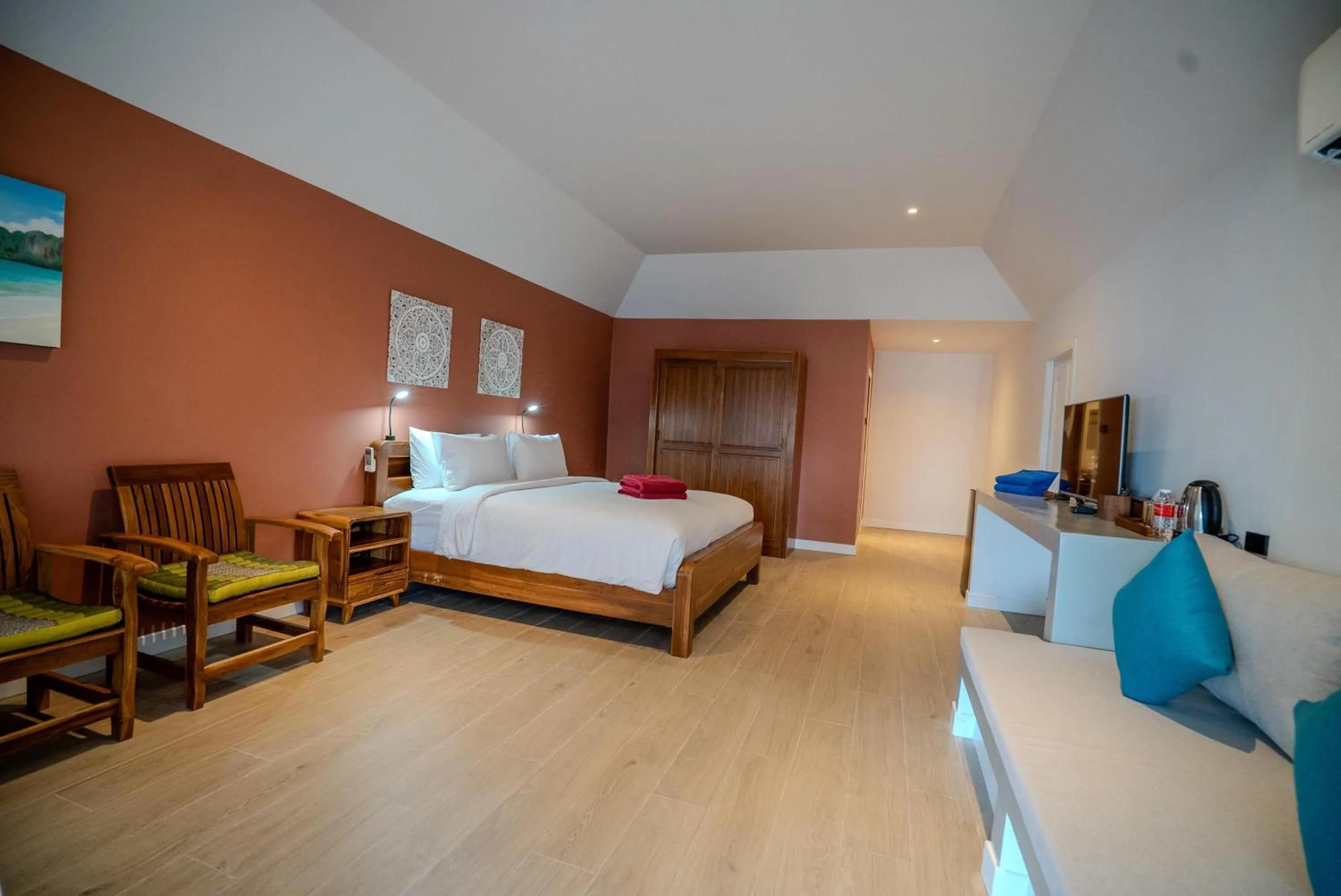 Bedroom, Bed in Crystal Bay Yacht Club Beach Resort