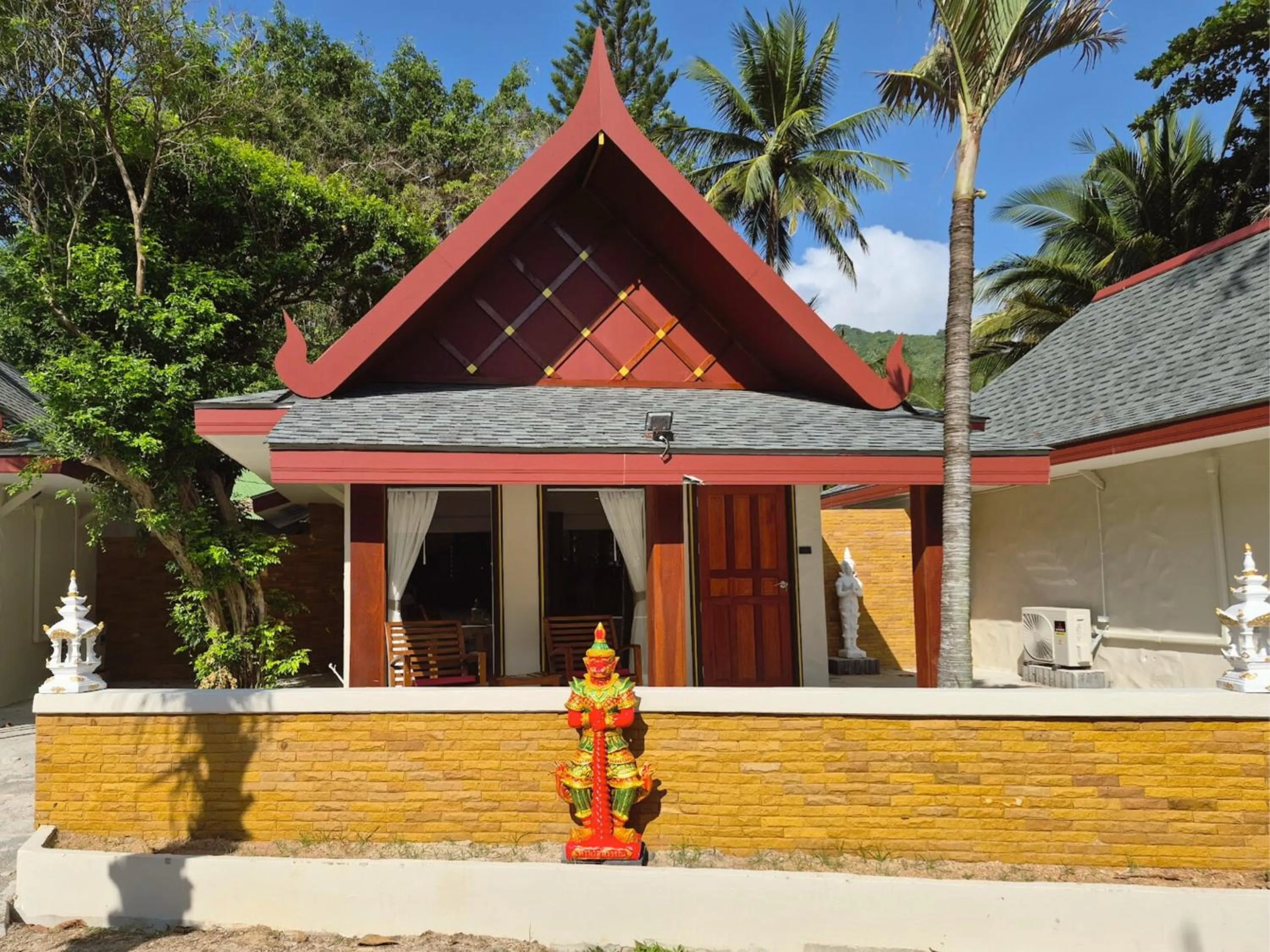 Photo of the whole room in Crystal Bay Yacht Club Beach Resort
