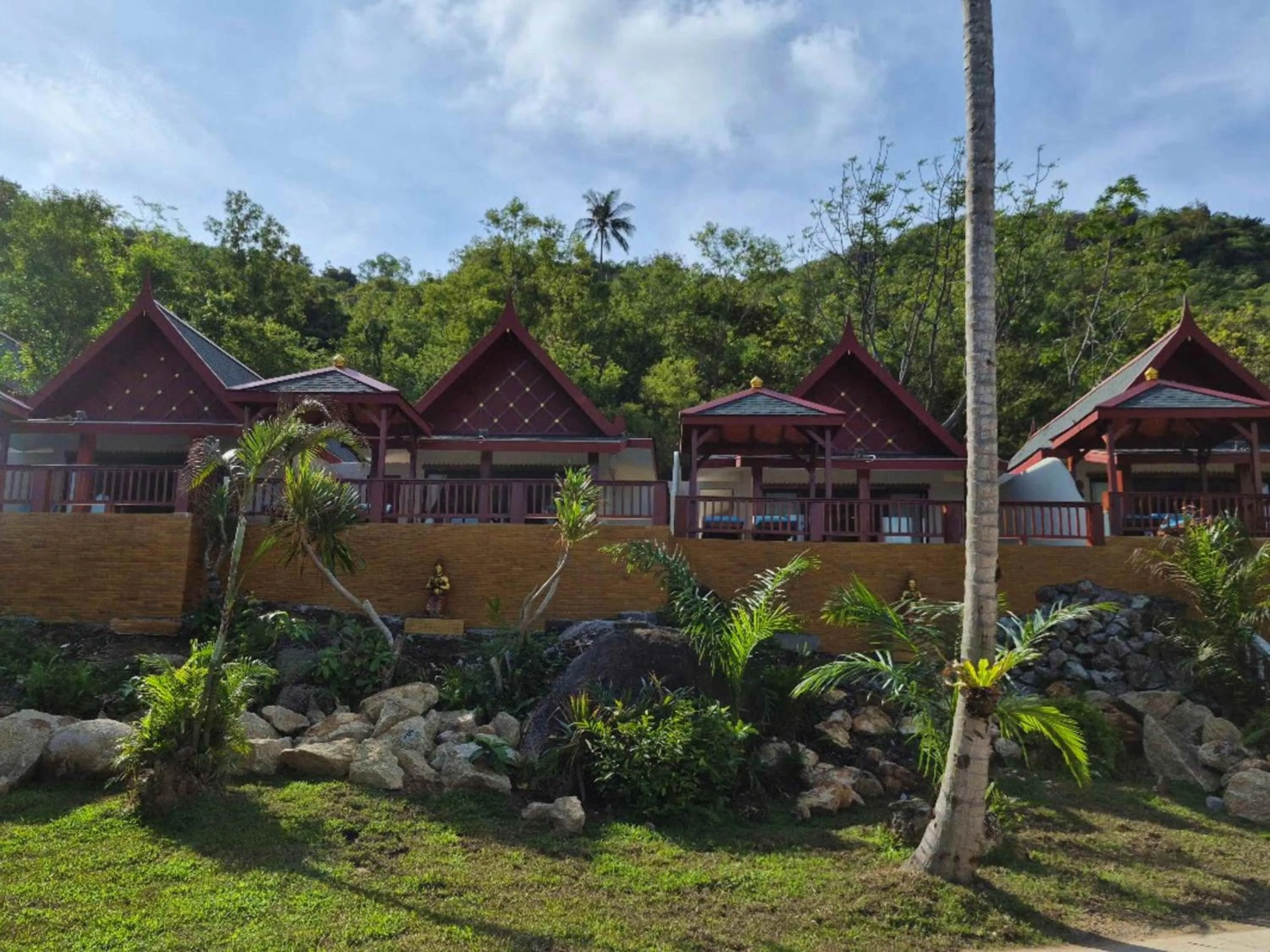 Property building in Crystal Bay Yacht Club Beach Resort