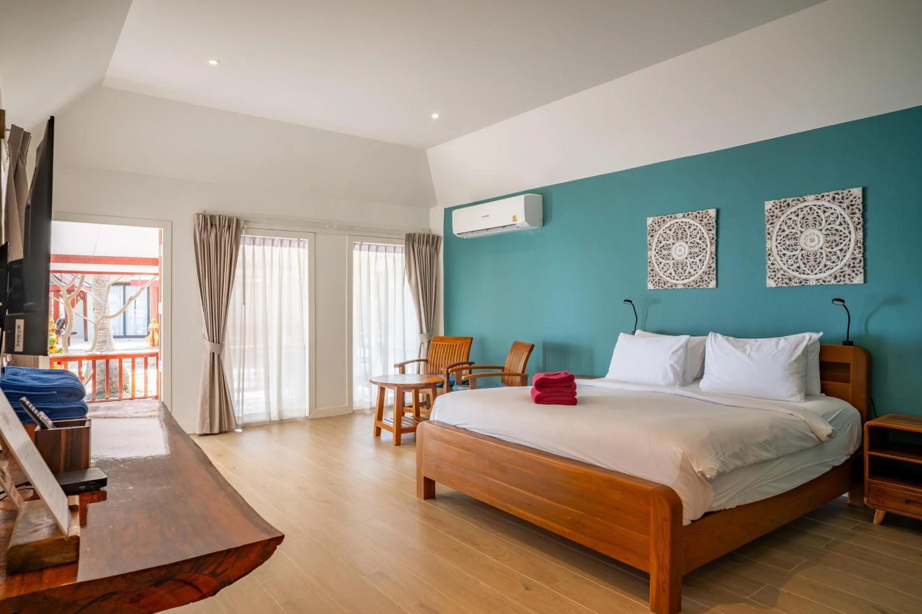 Bedroom, Bed in Crystal Bay Yacht Club Beach Resort