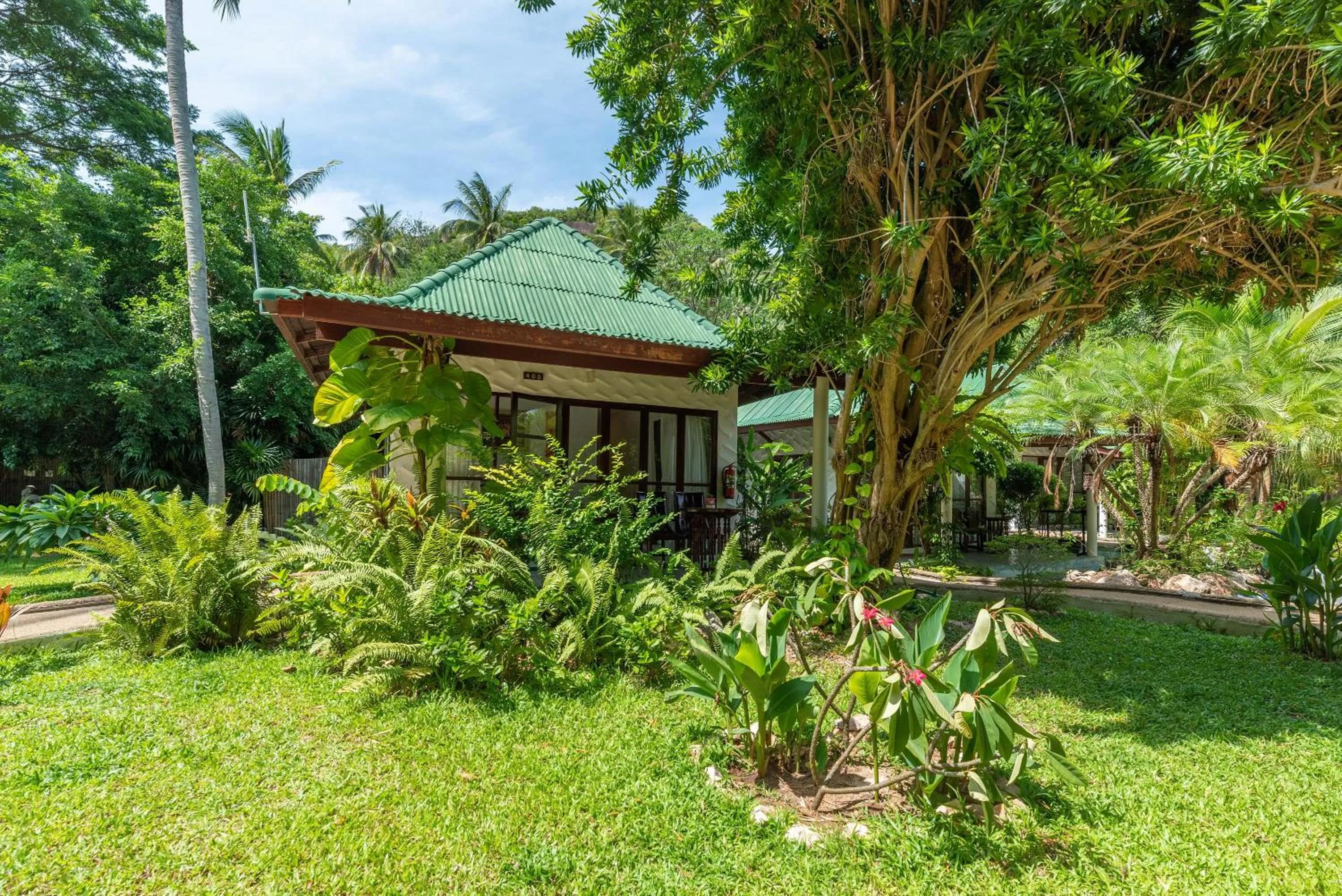 Property building in Crystal Bay Yacht Club Beach Resort