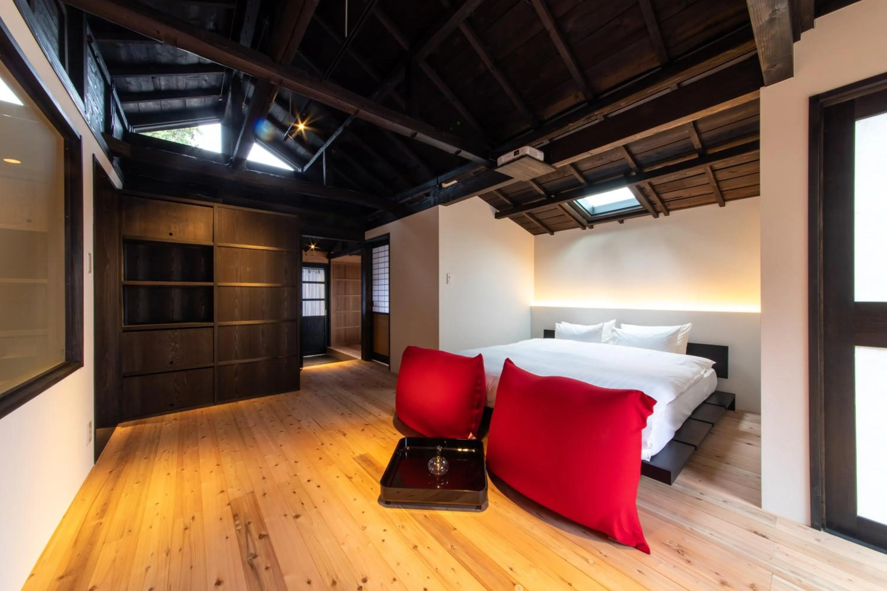 TV and multimedia, Bed in Nihon Iro