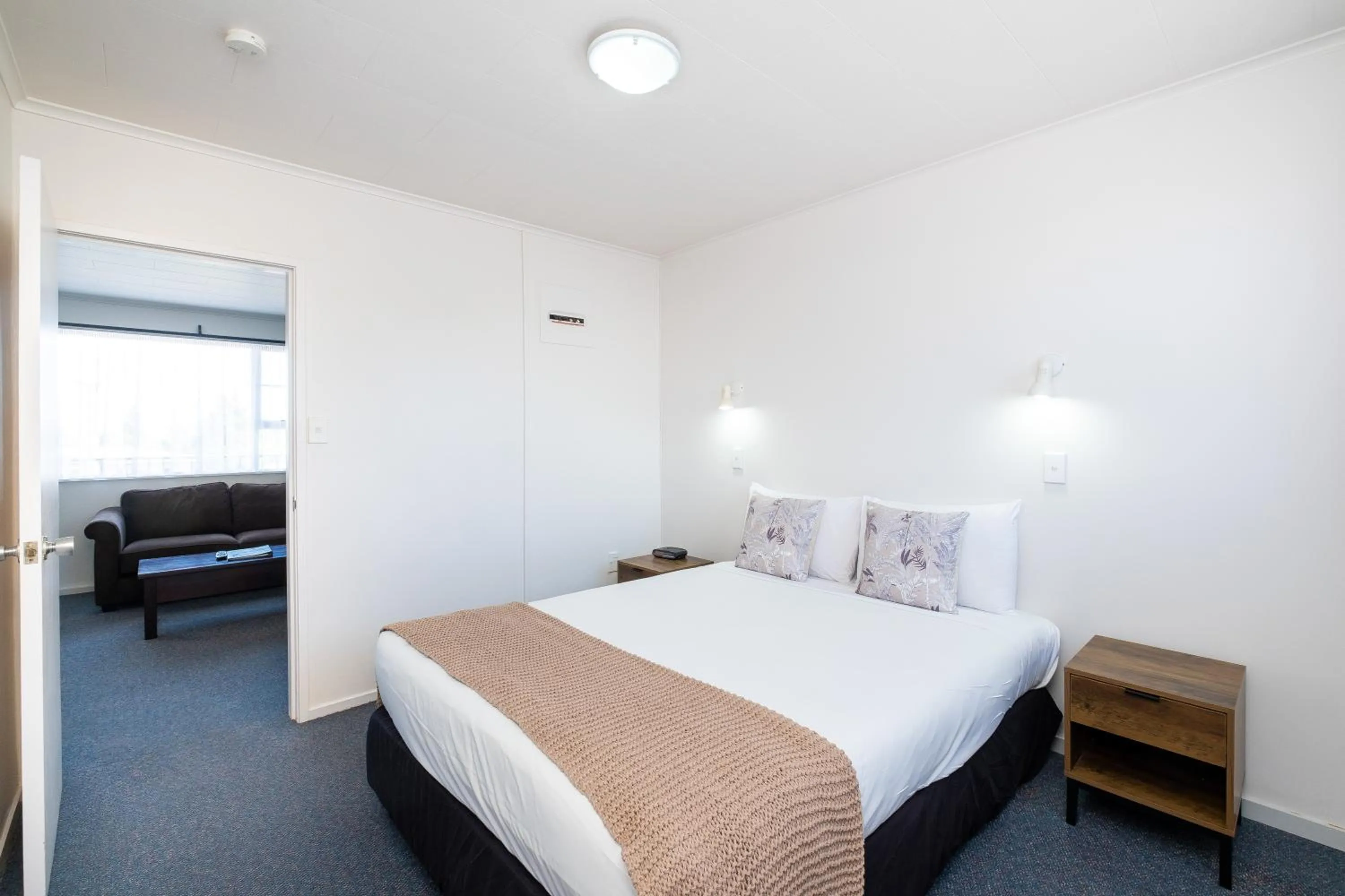 Bedroom, Bed in Chevron Motel