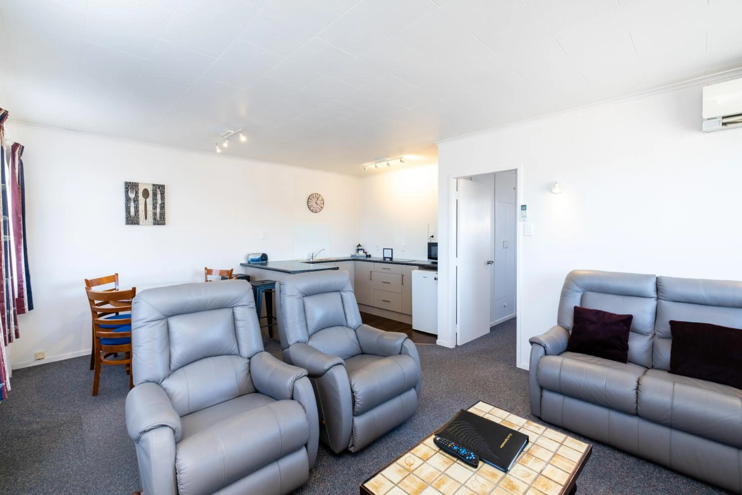 Living room in Chevron Motel