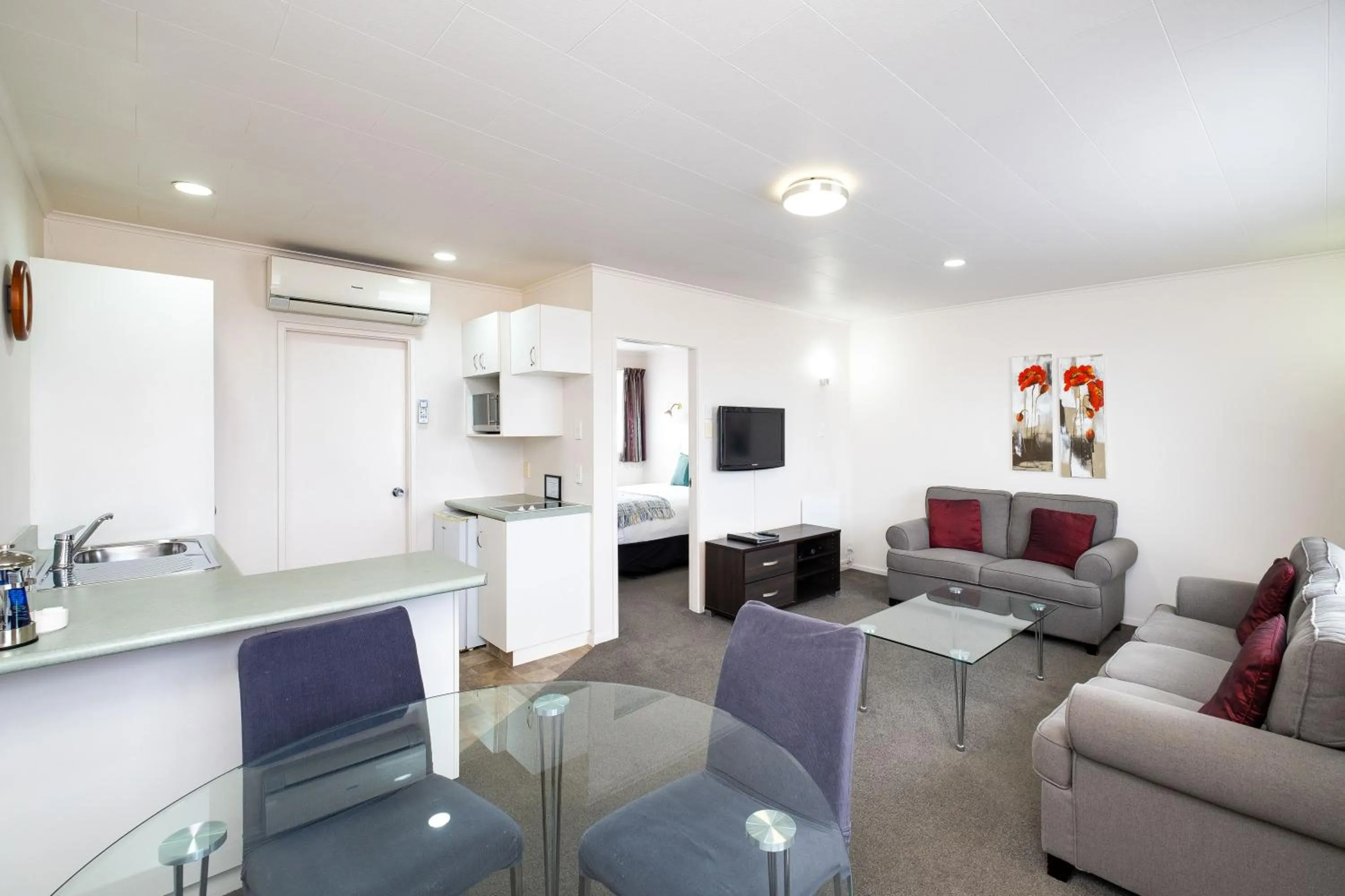 Living room in Chevron Motel