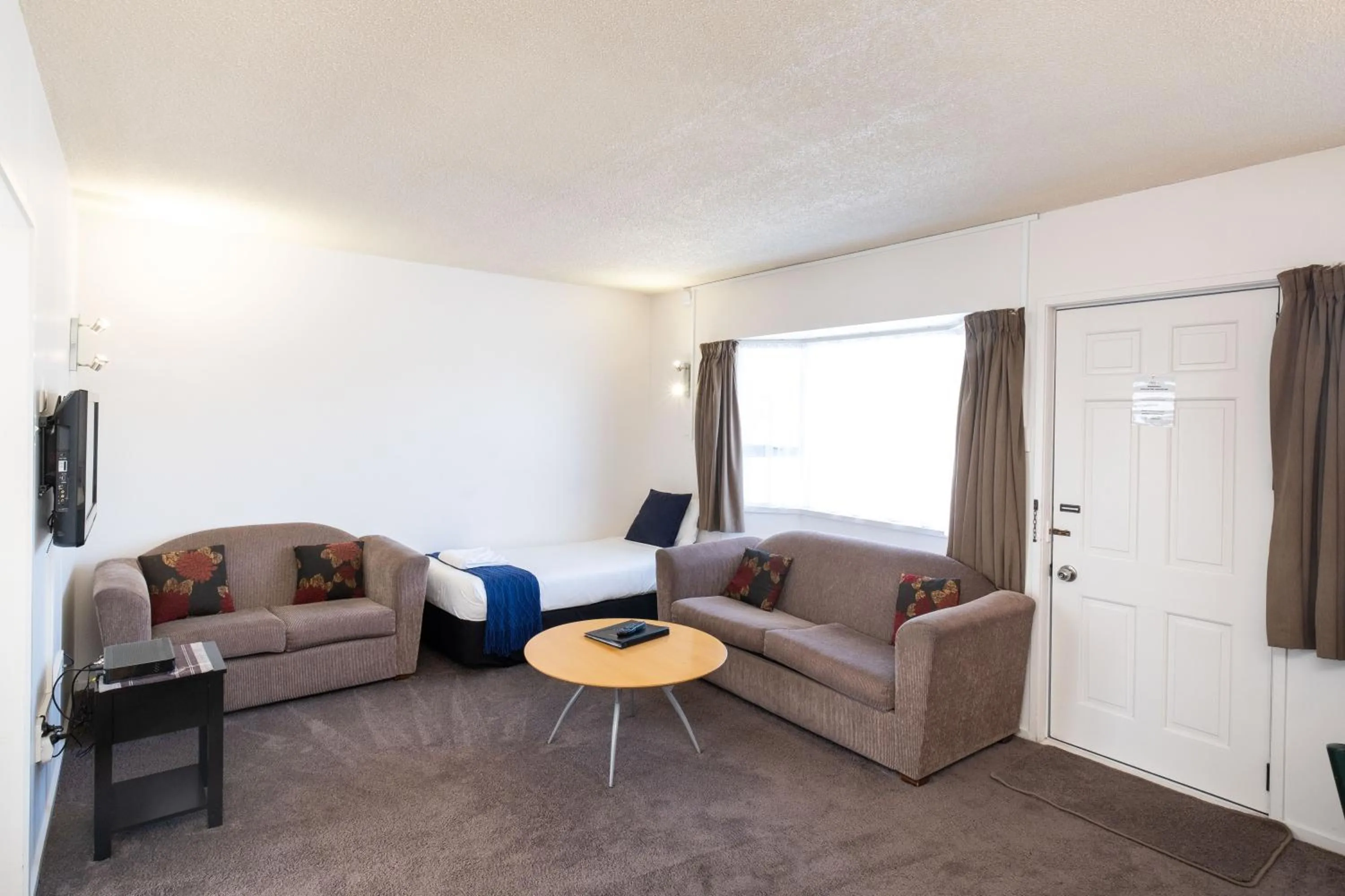 Living room in Chevron Motel