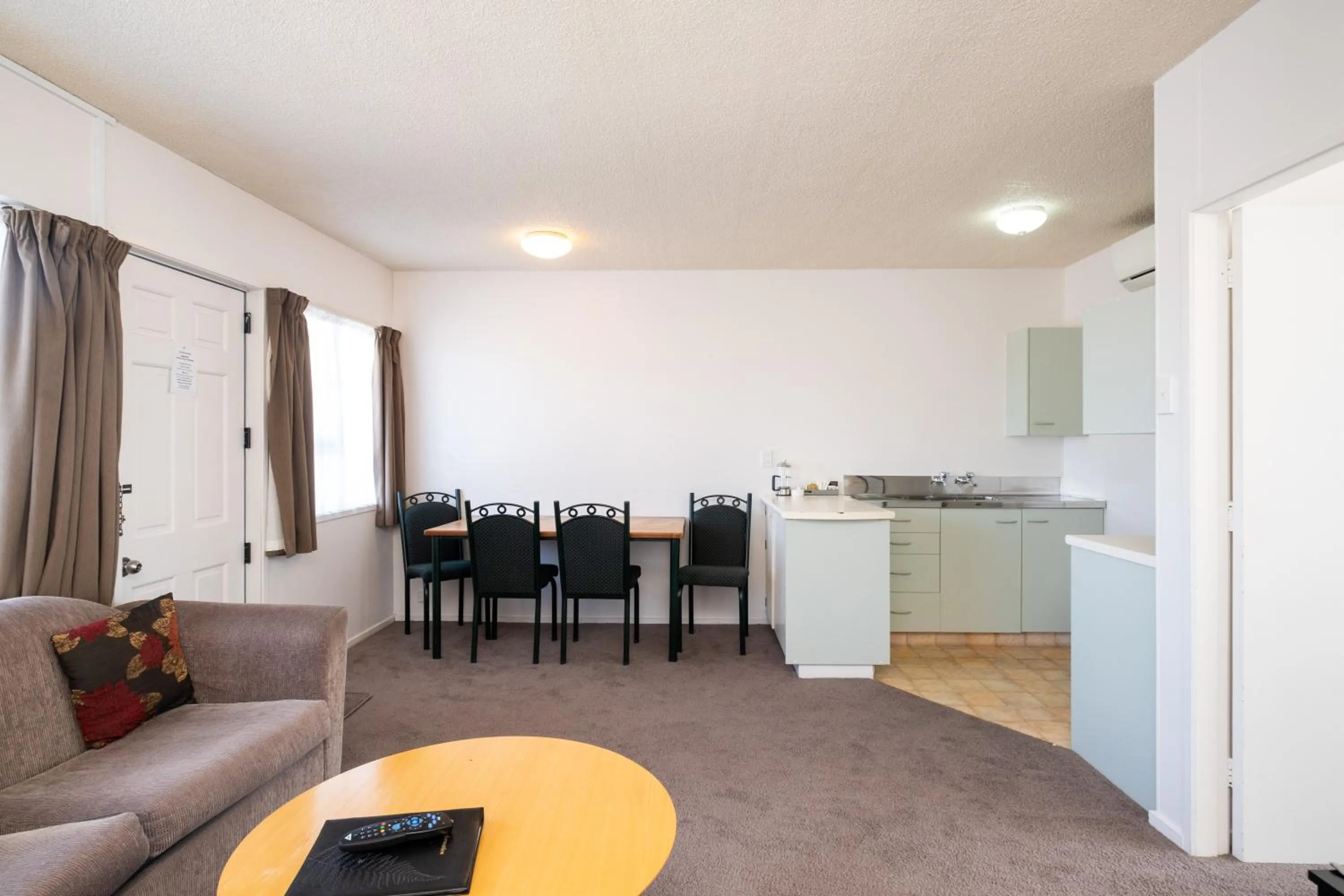Dining area in Chevron Motel