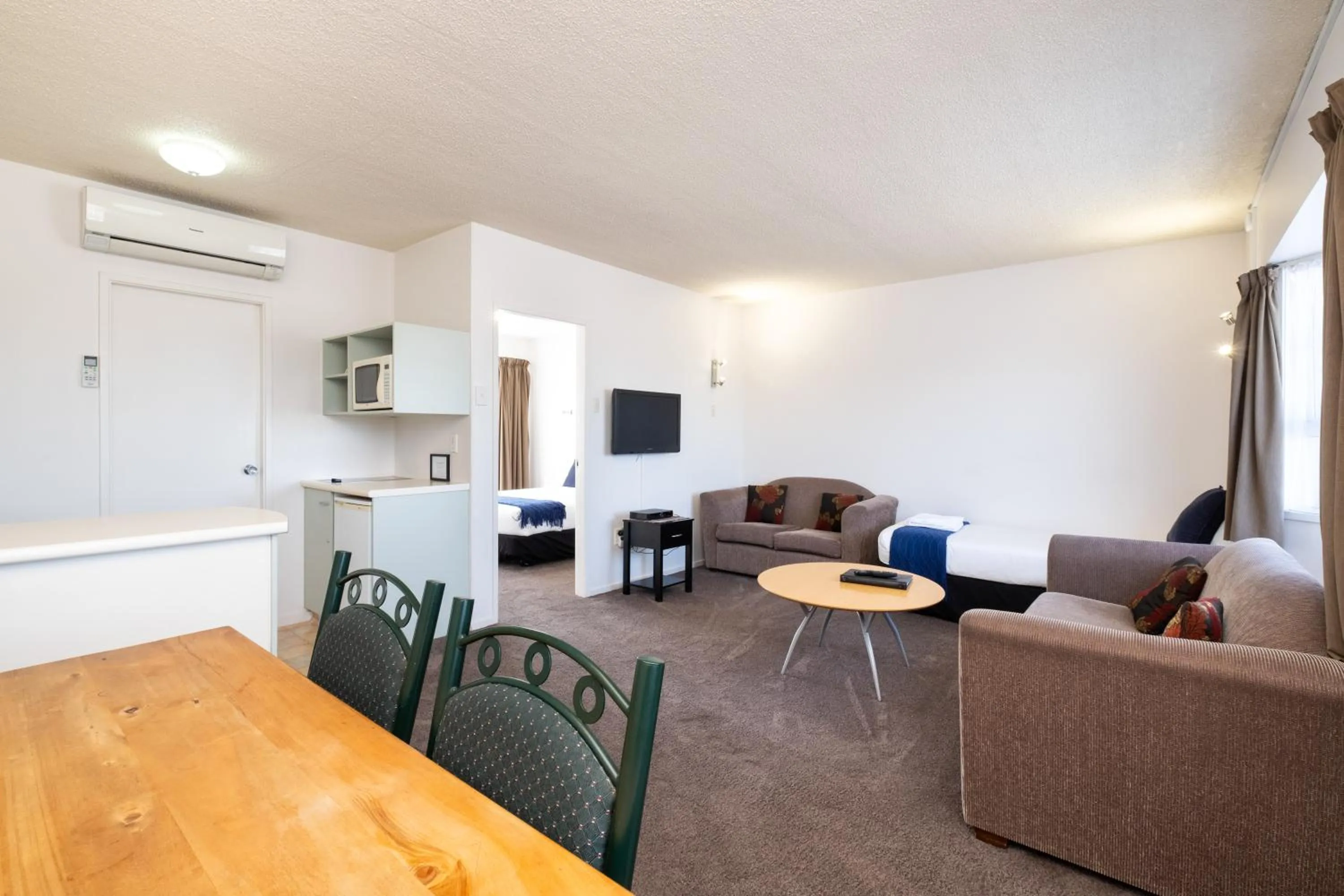 Living room in Chevron Motel