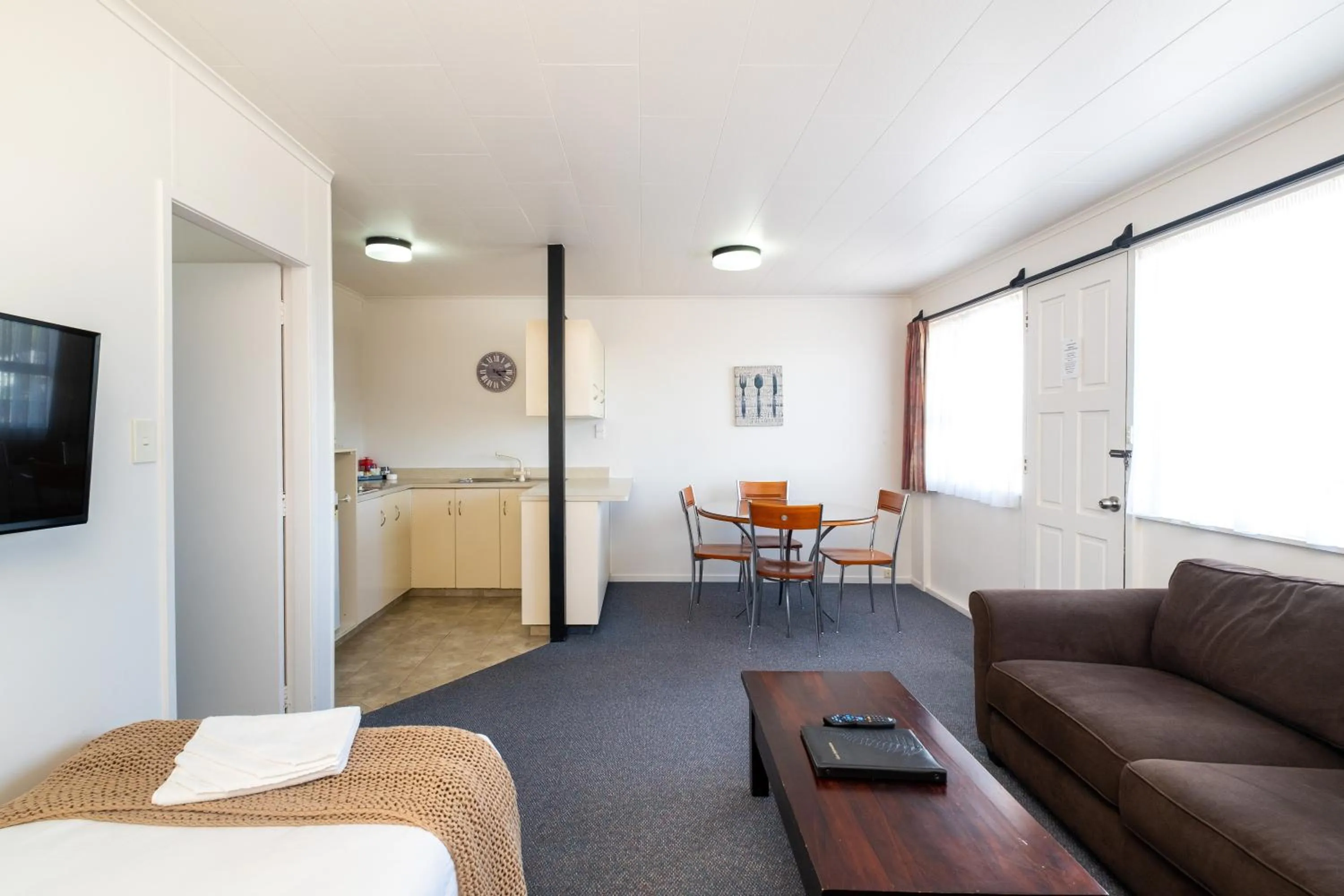 Kitchen or kitchenette, Bed in Chevron Motel