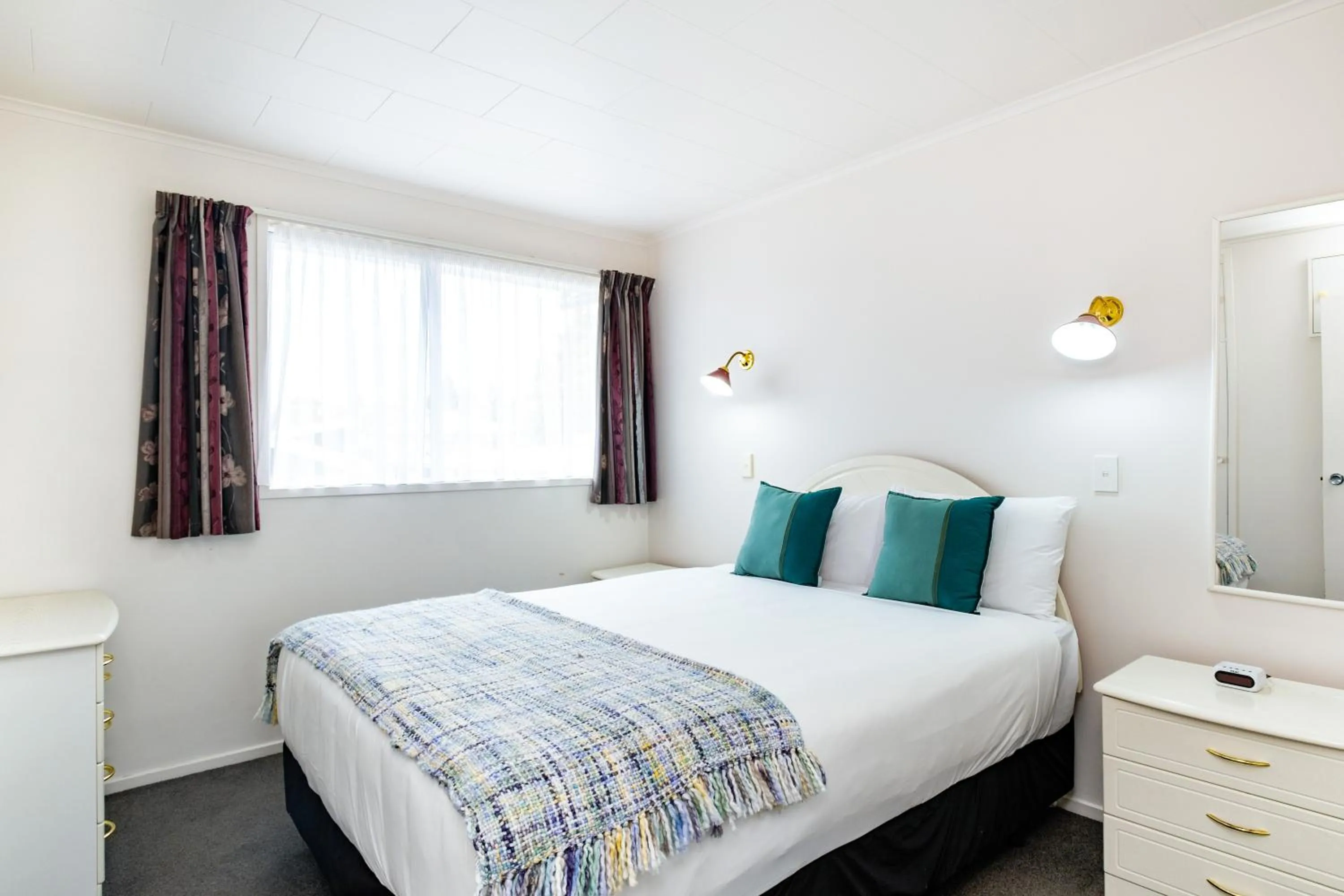 Bedroom, Bed in Chevron Motel