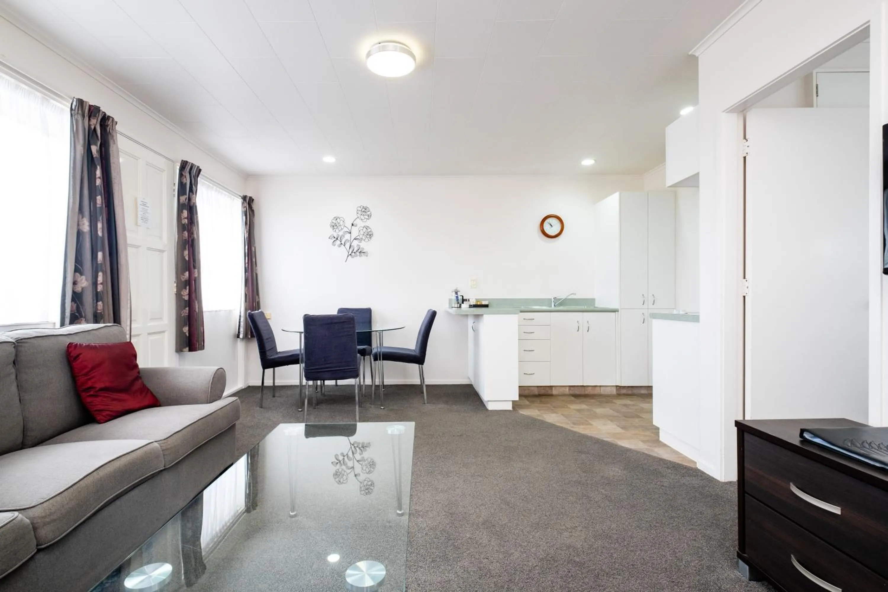 Living room in Chevron Motel