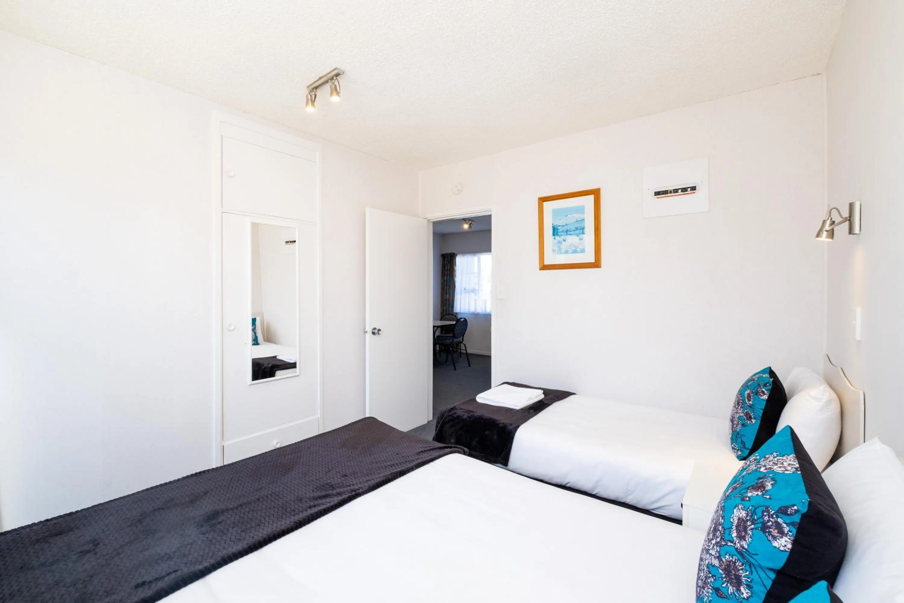 Bedroom, Bed in Chevron Motel