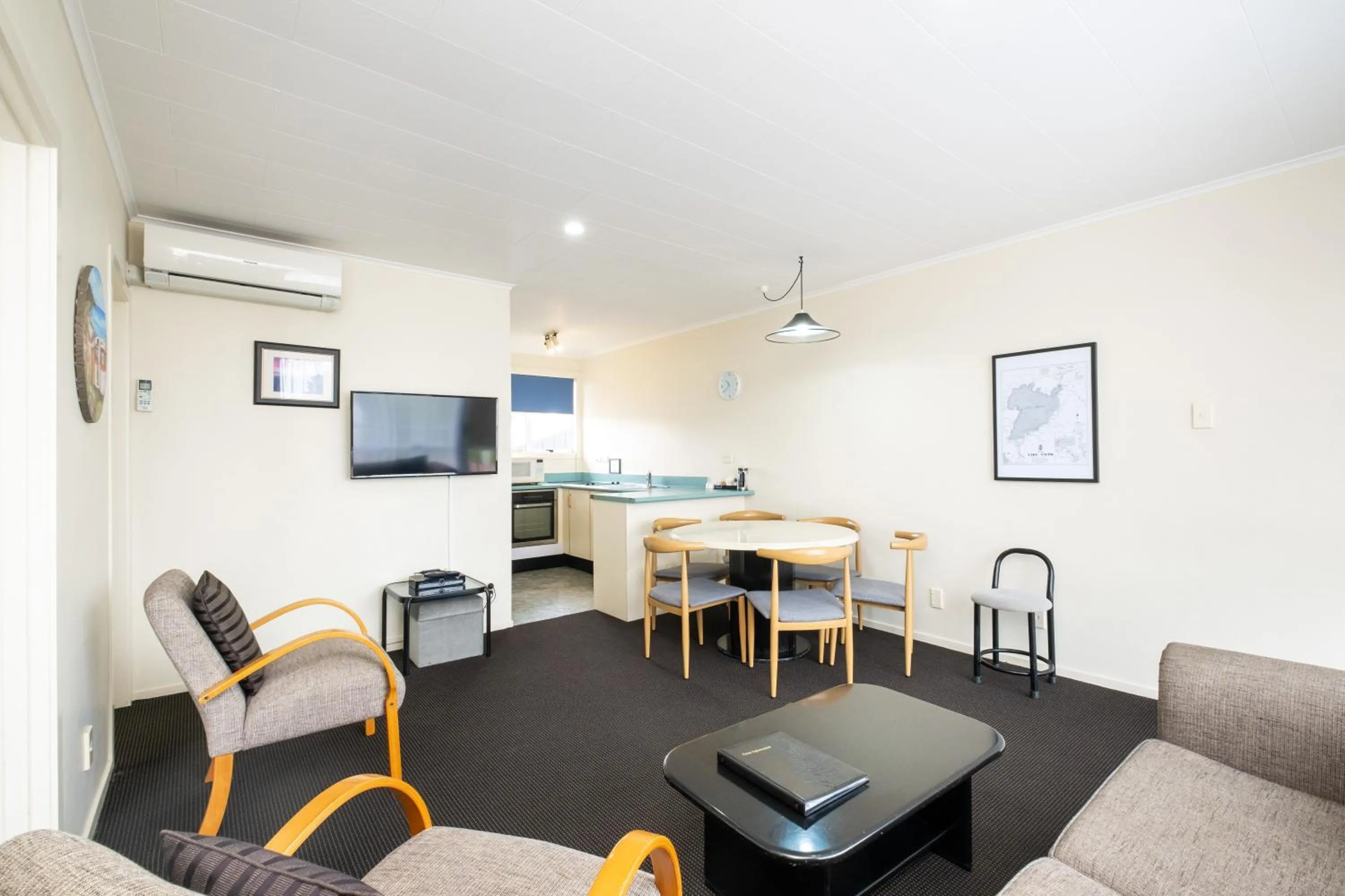 Living room in Chevron Motel