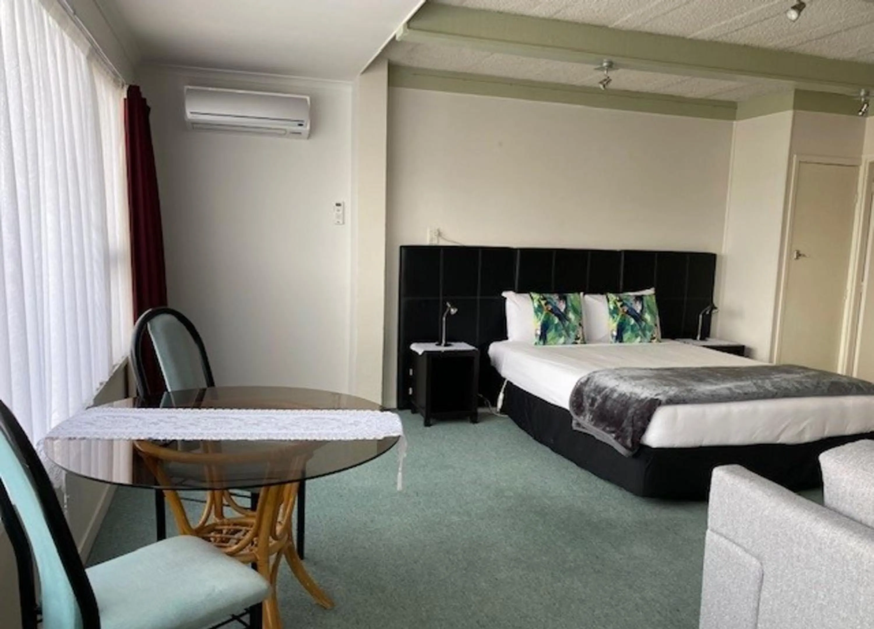 Bedroom, Bed in Chevron Motel