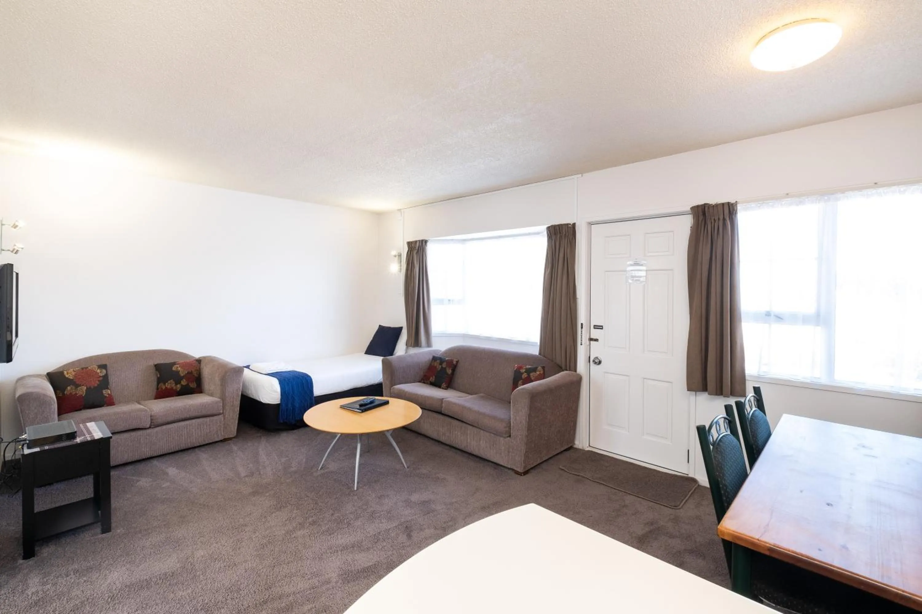 Living room, Bed in Chevron Motel