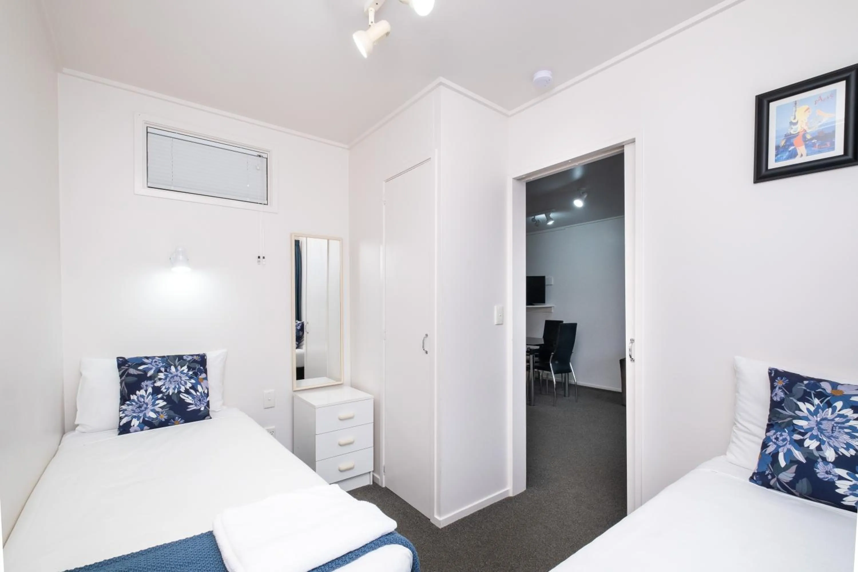 Bedroom, Bed in Chevron Motel