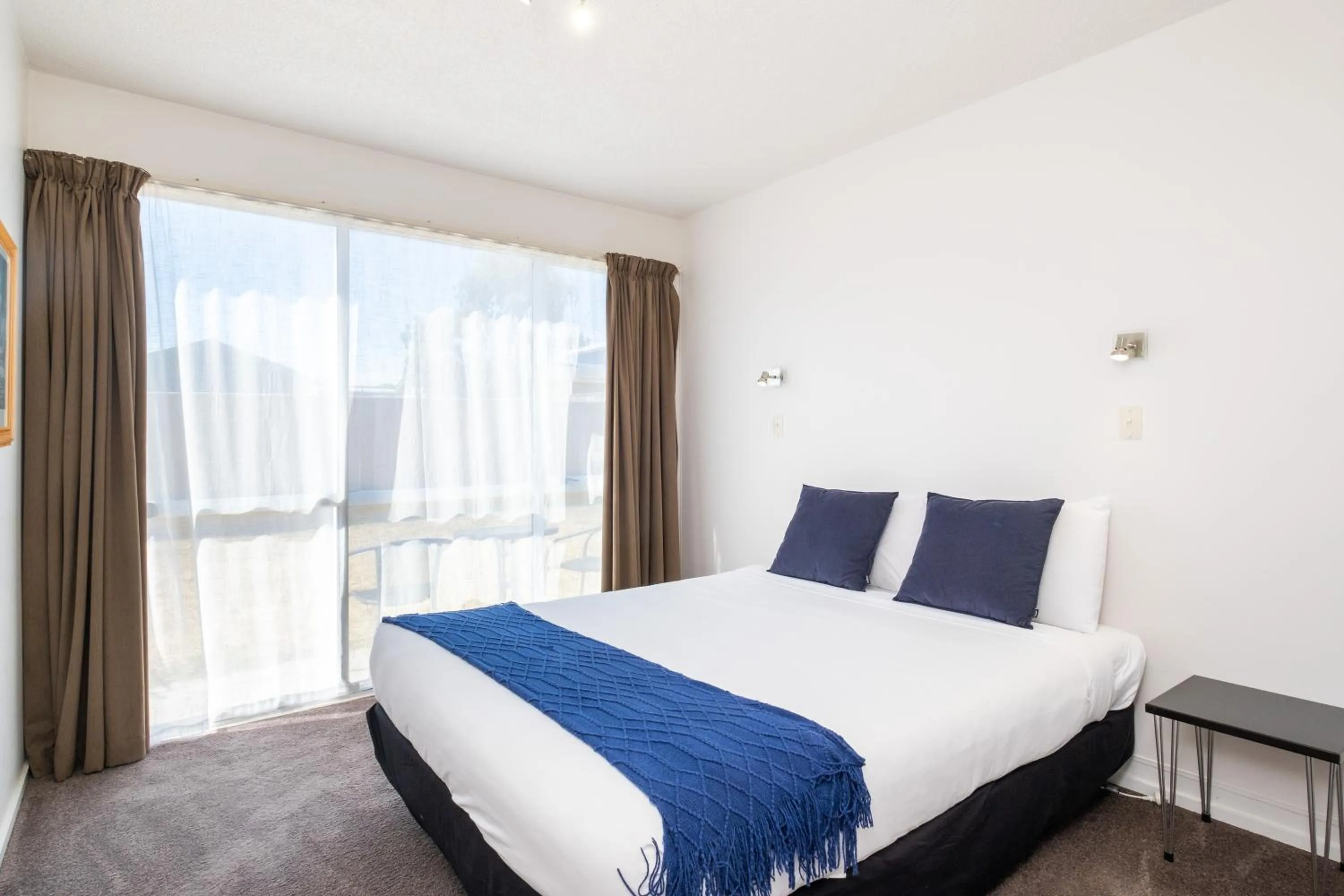 Bedroom, Bed in Chevron Motel