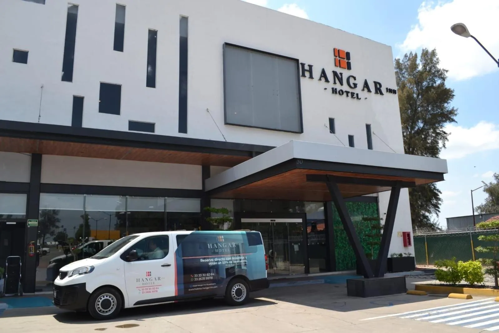 Property building in Hangar Inn Guadalajara Aeropuerto
