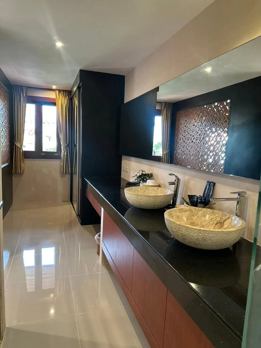 Bathroom in Royal Phawadee Village Patong - 2 Minutes walk to the beach