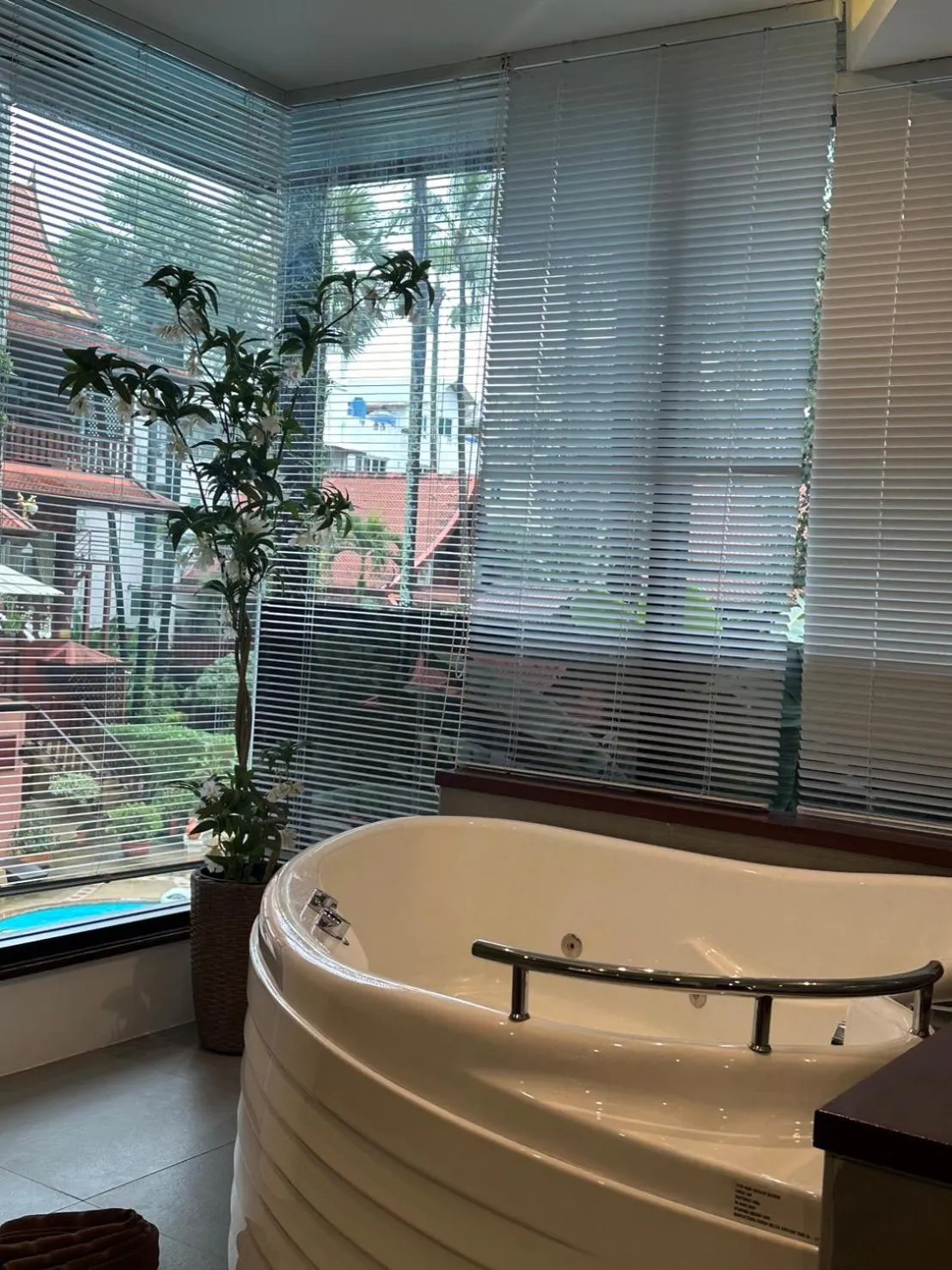 Bath in Royal Phawadee Village Patong - 2 Minutes walk to the beach