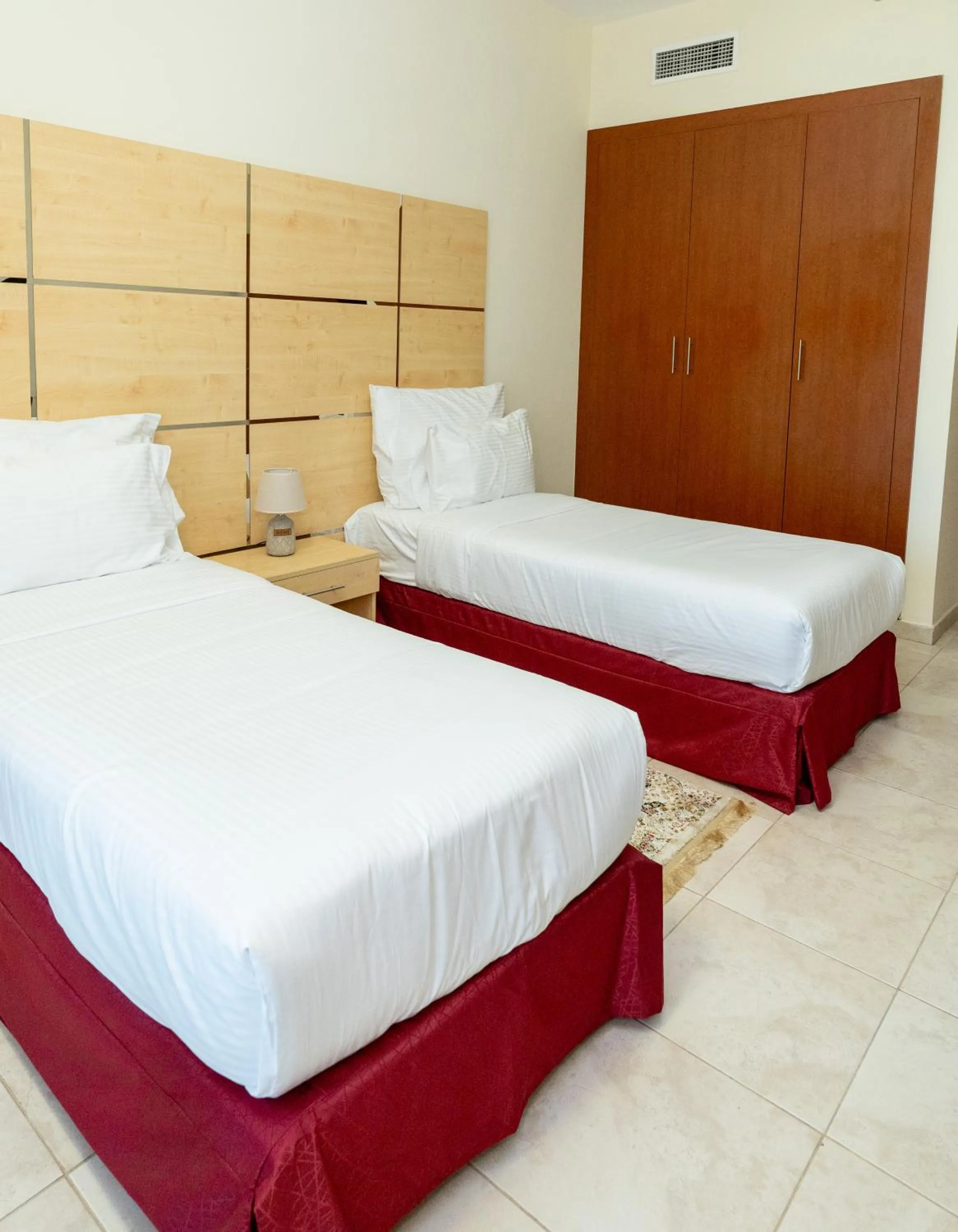 Bedroom, Bed in Al Raya Hotel Apartments