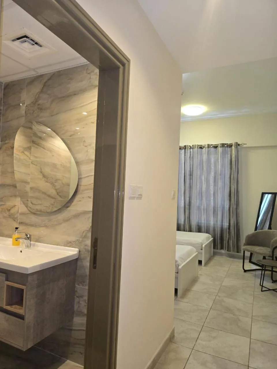 Bathroom, Bed in Al Raya Hotel Apartments