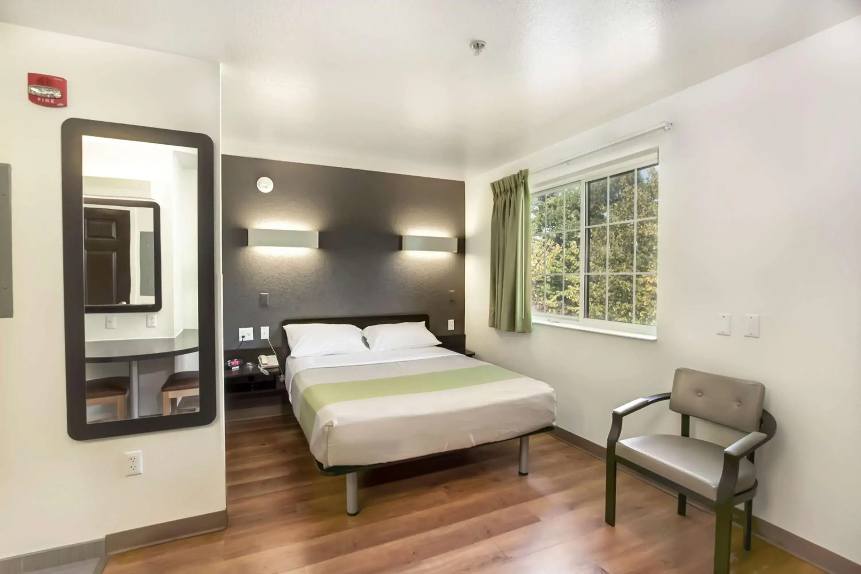 Queen Room - single occupancy - Non-Smoking in Studio 6-East Brunswick, NJ - NYC Area Queen Room - single occupancy - Non-Smoking in Studio 6-East Brunswick, NJ - NYC Area