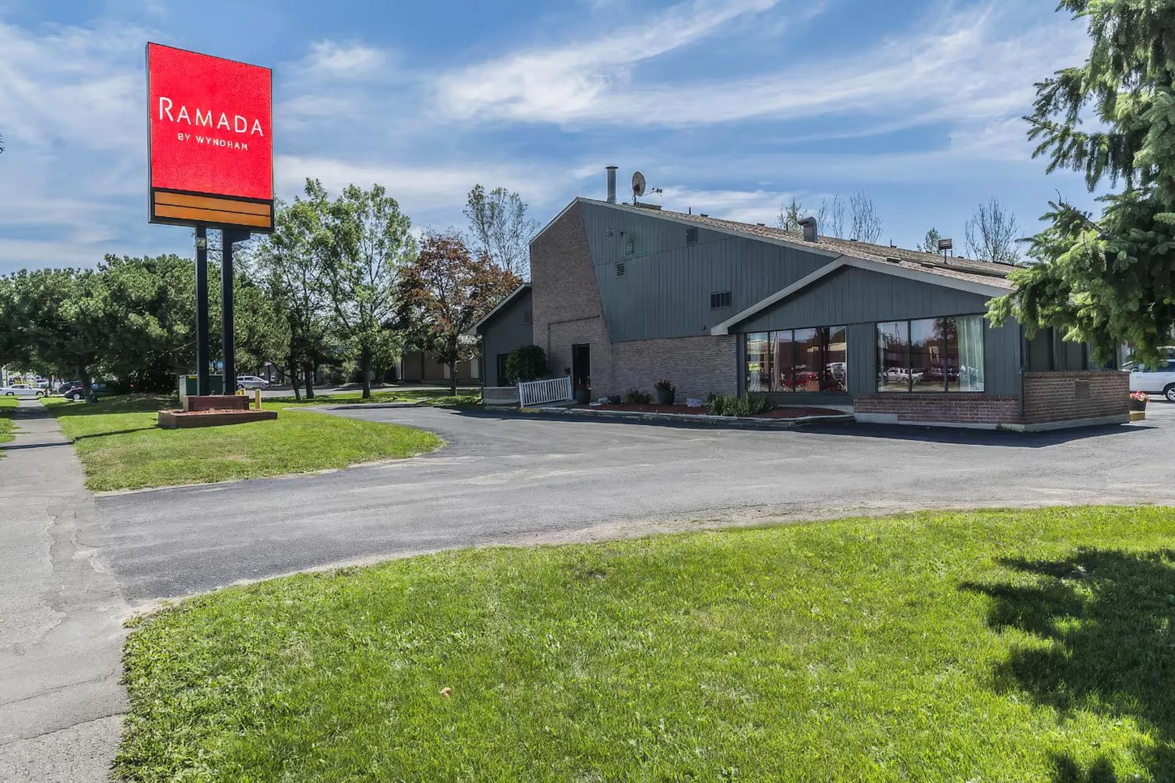 Property Building in Maple Crest Inn