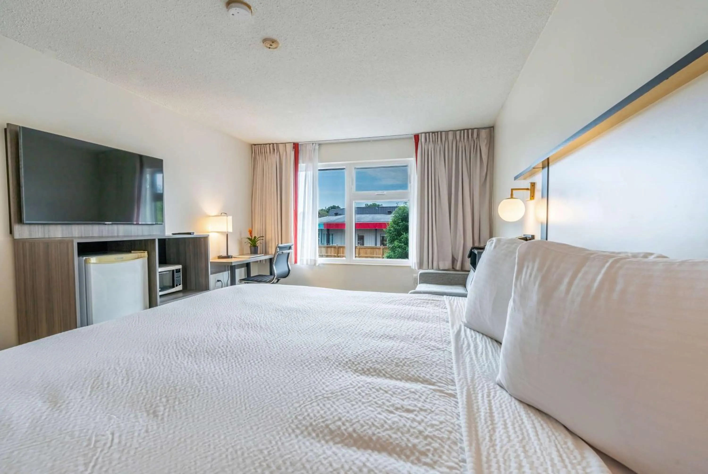 Photo of the whole room, Bed in Ramada by Wyndham Kingston