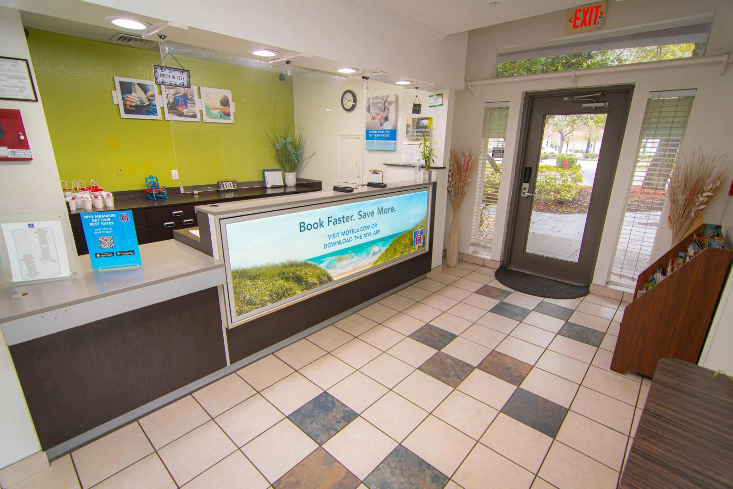 Lobby or reception in Studio 6-Coral Springs, FL - Fort Lauderdale