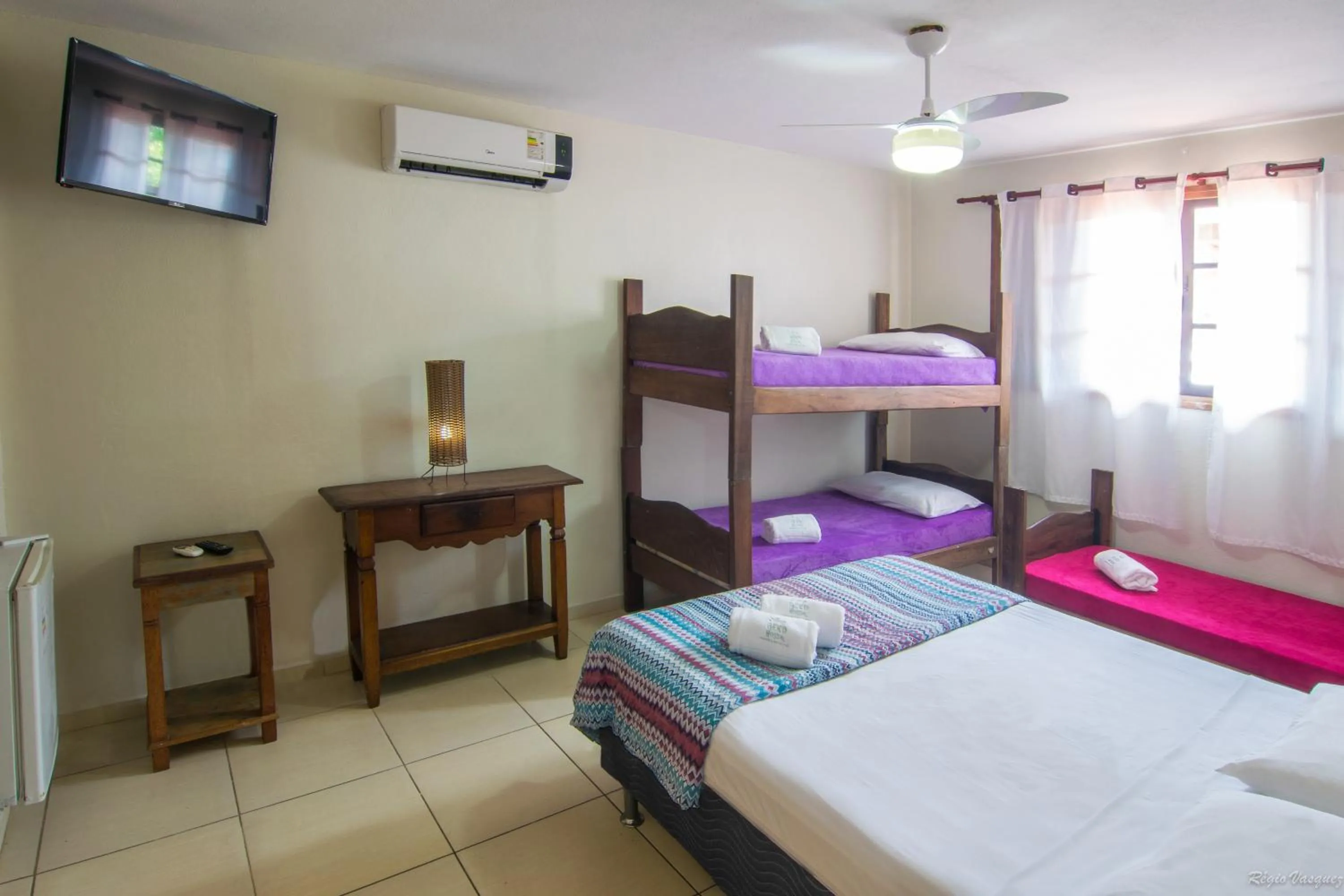 Shower, Bed in Geko Pousada Paraty