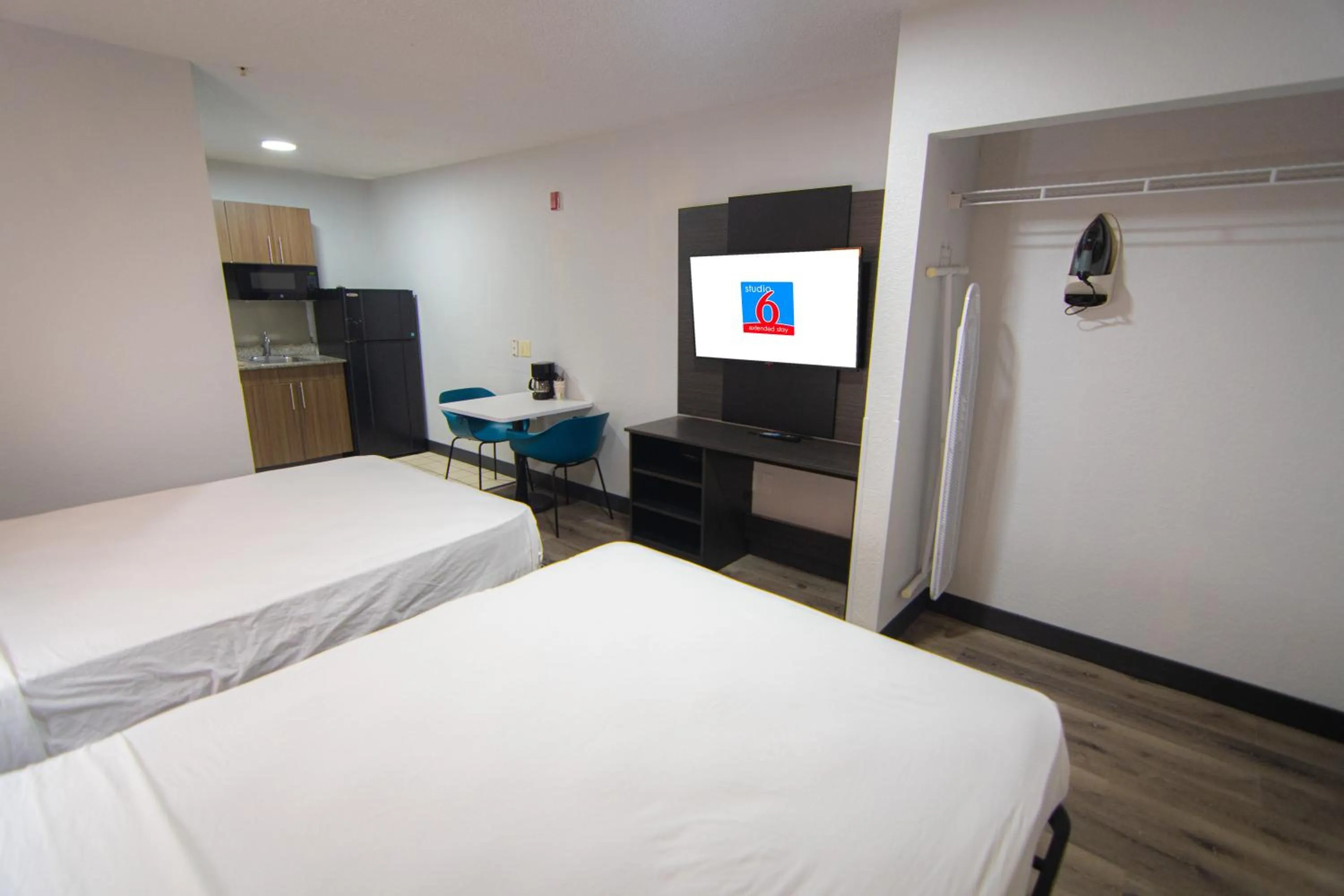 Beach, Bed in Studio 6-West Palm Beach, FL