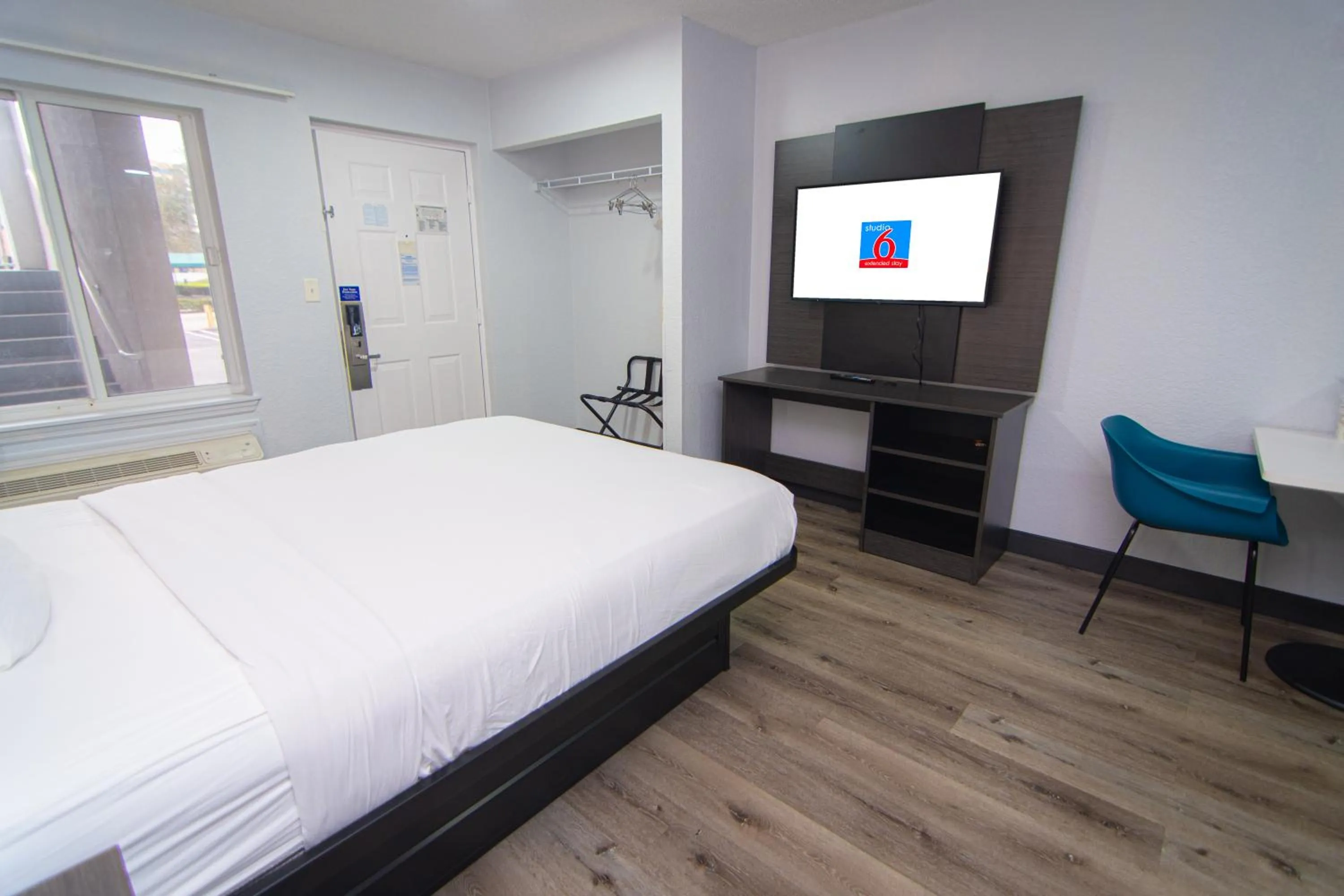 Bedroom, Bed in Studio 6-West Palm Beach, FL