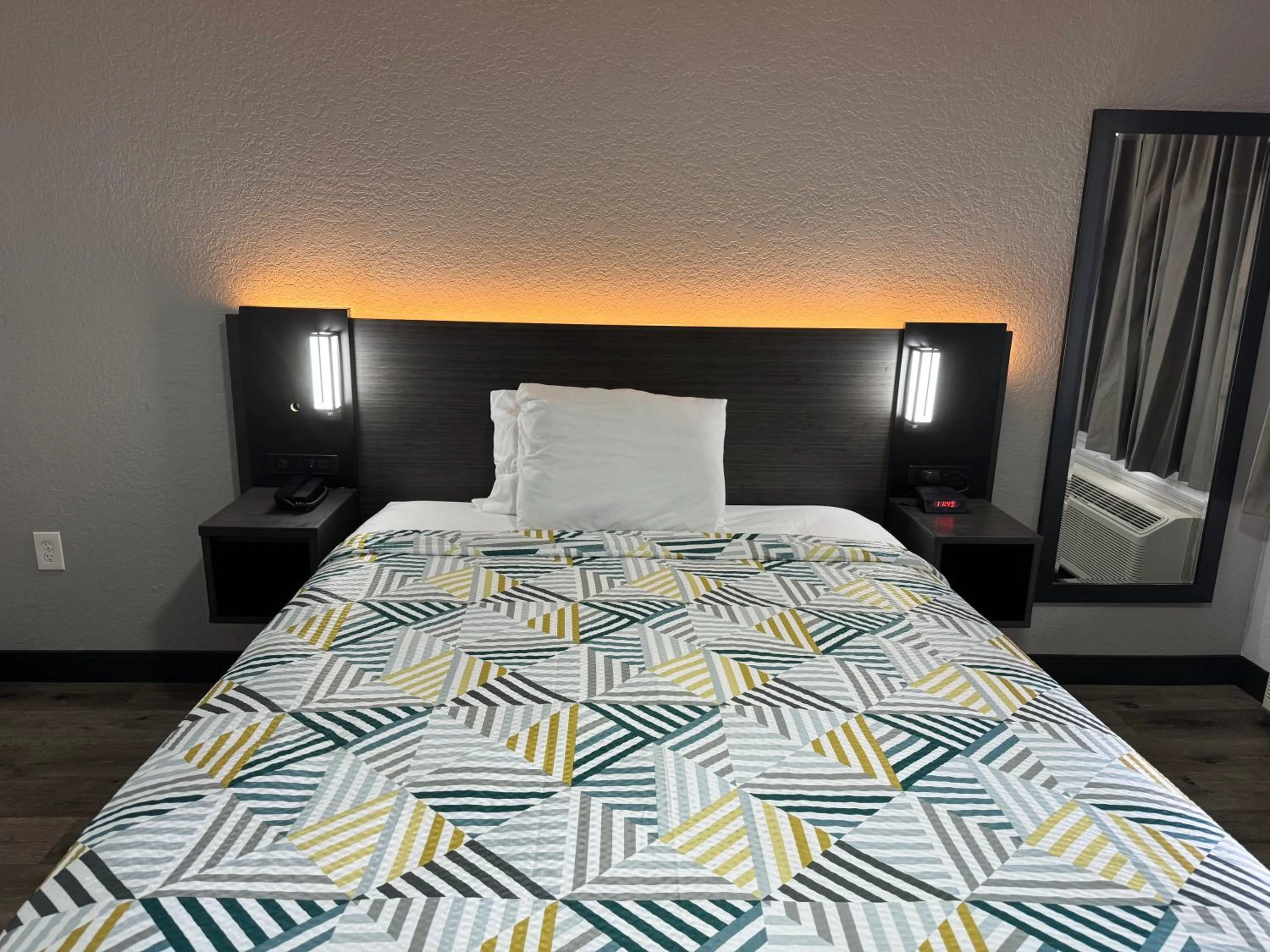 Bed in Studio 6-West Palm Beach, FL