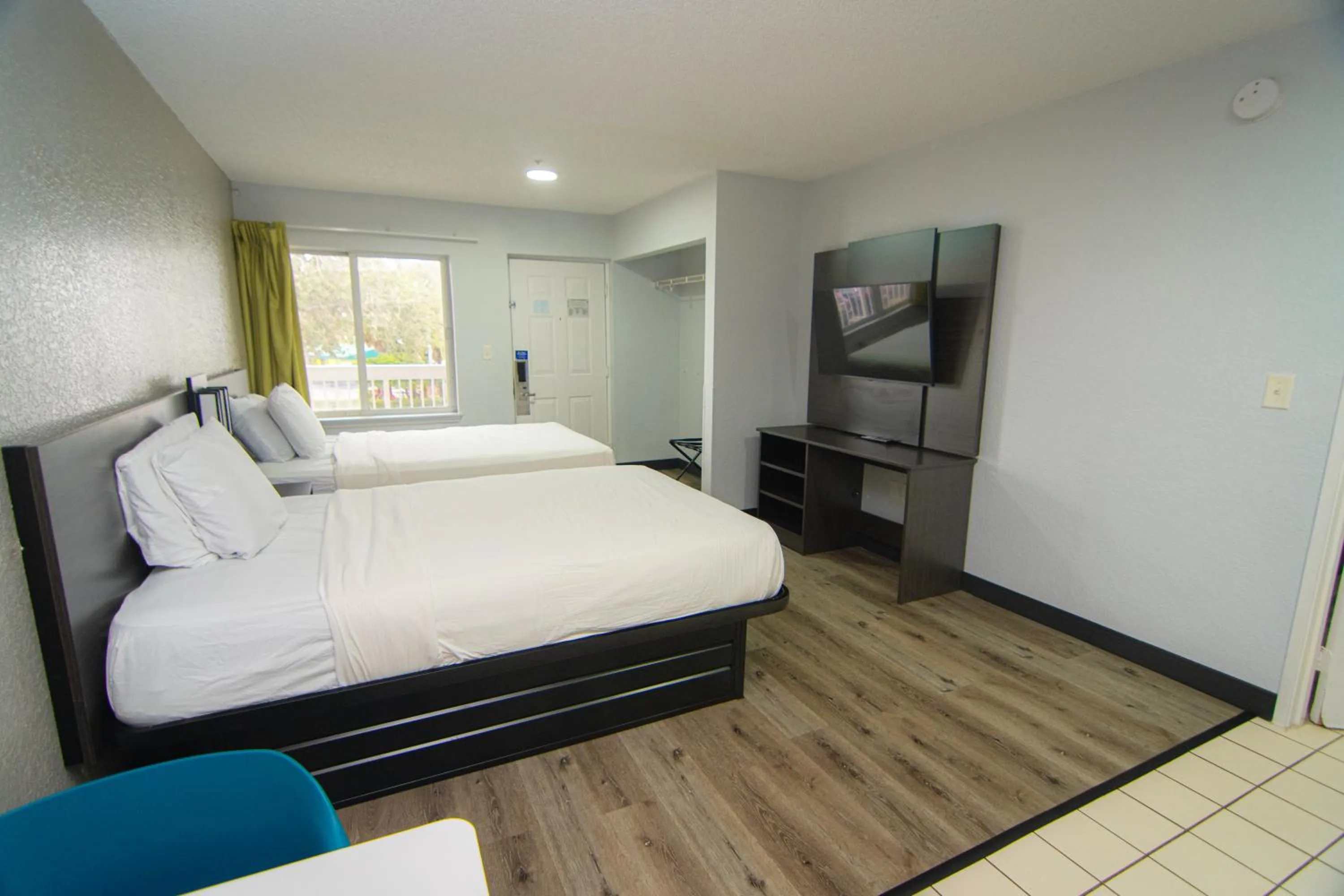 Bed in Studio 6-West Palm Beach, FL