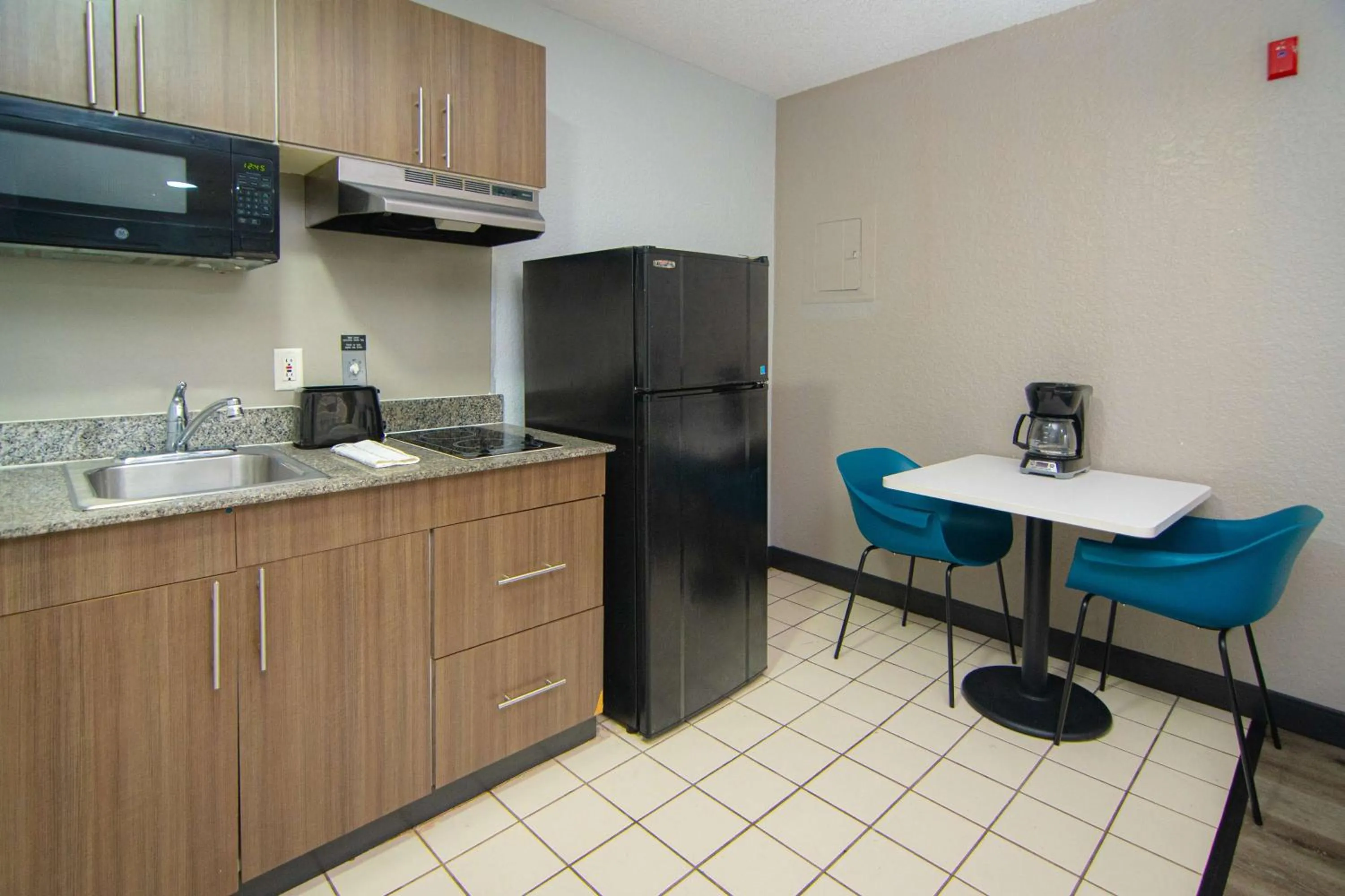 Kitchen or kitchenette in Studio 6-West Palm Beach, FL