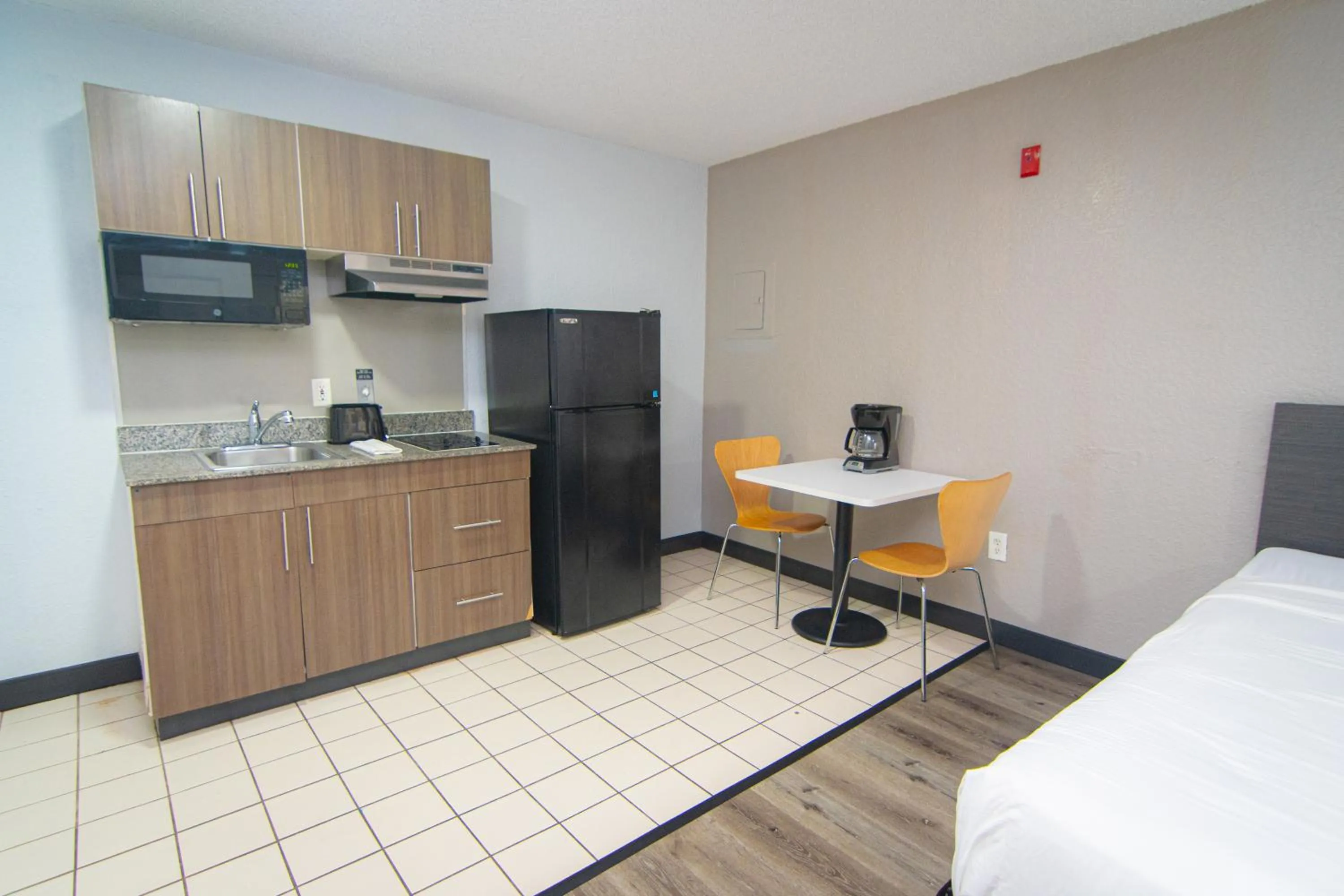 kitchen, Bed in Studio 6-West Palm Beach, FL