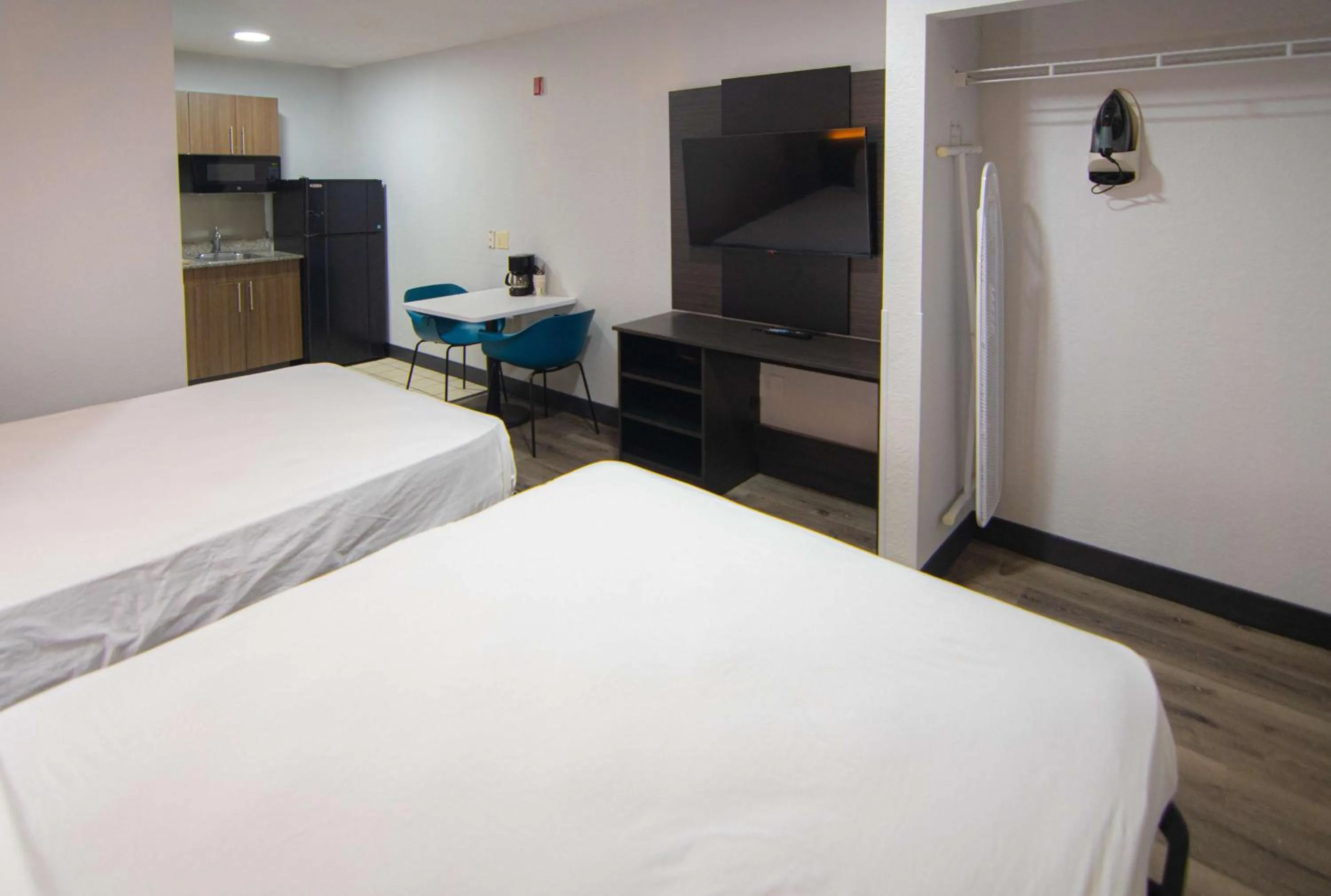 Bedroom, Bed in Studio 6-West Palm Beach, FL