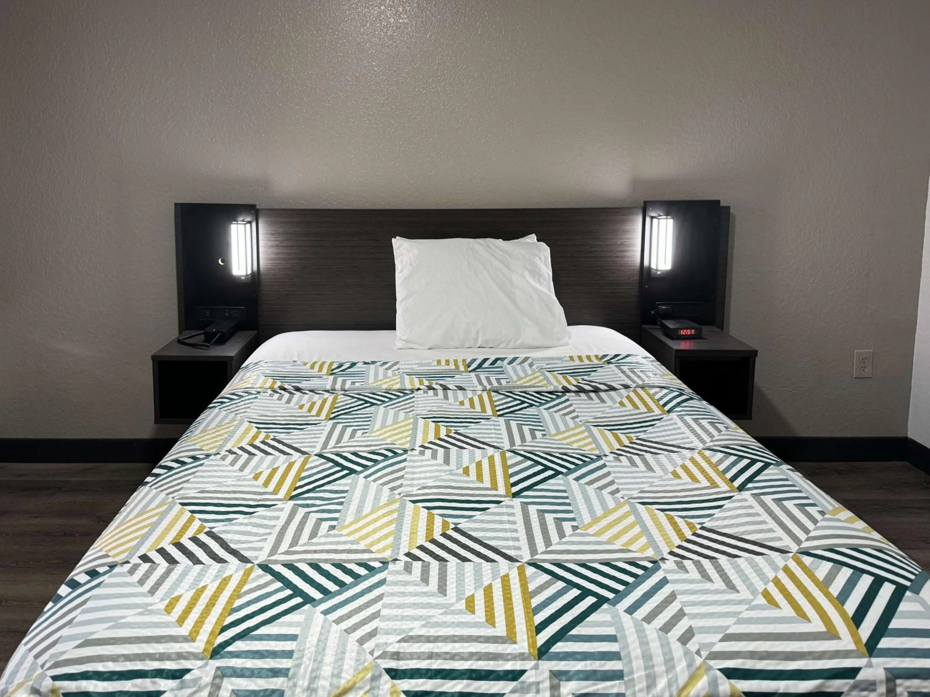 Bedroom, Bed in Studio 6-West Palm Beach, FL